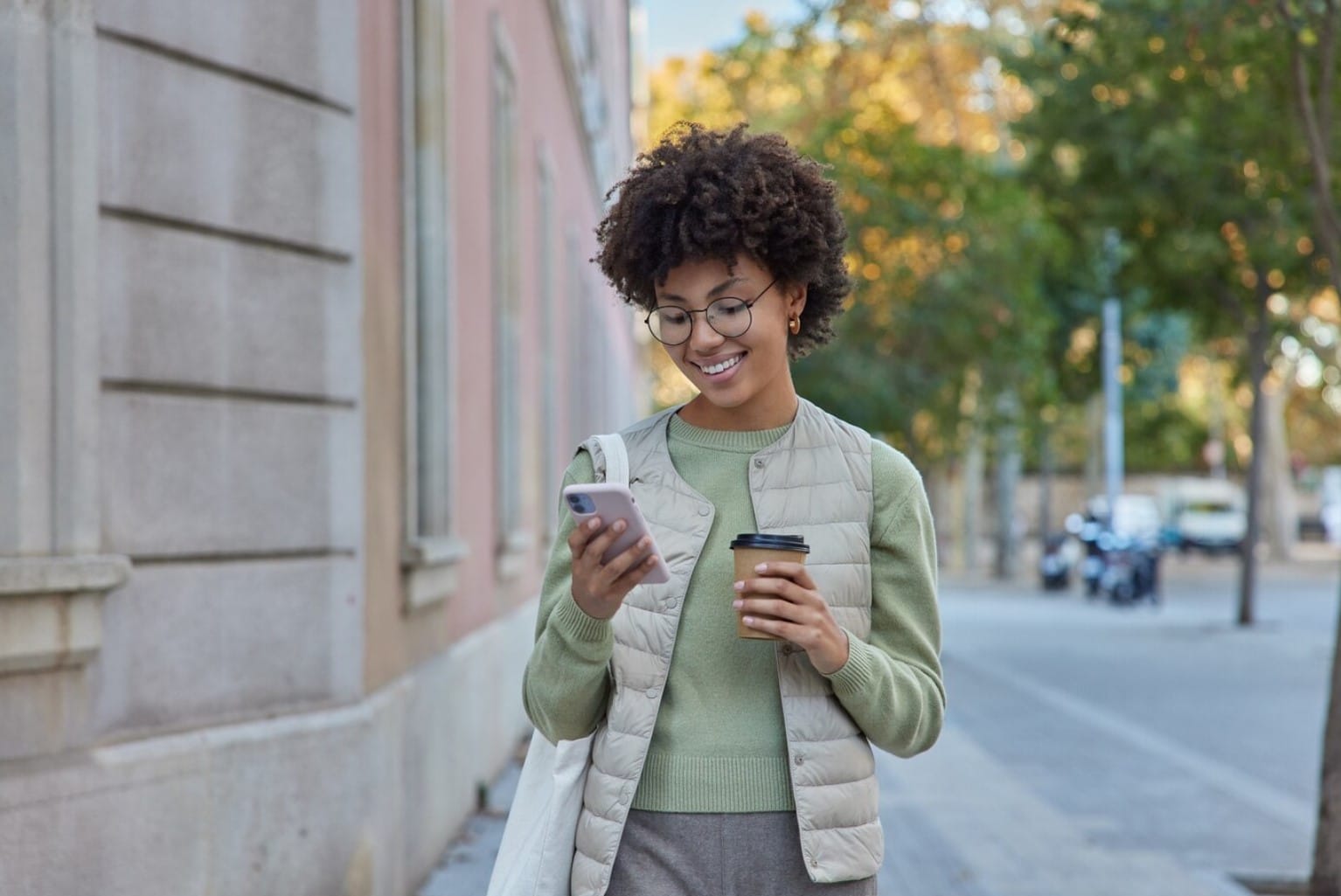 Exemplos práticos de micro-momentos em ação Conceito de lazer e comunicação de pessoas