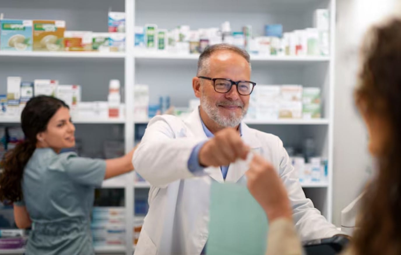 Por que o health marketing é essencial para farmácias e indústrias farmacêuticas? Farmacêutico no trabalho