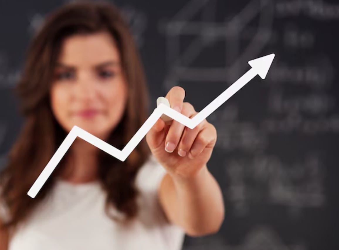 Como o Growth Marketing potencializa outras ações de marketing? Gráfico de desenho de mulher