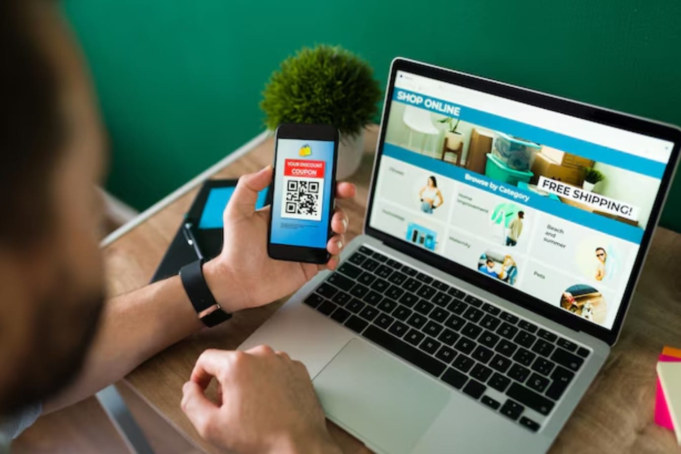 Qual é a melhor estratégia de tráfego pago para suas ações de marketing? Jovem usando um cupom de desconto