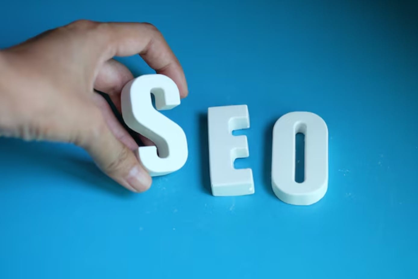 Pesquisa por voz: como adaptar sua estratégia de conteúdo 1 Mano arrumar letras brancas como SEO