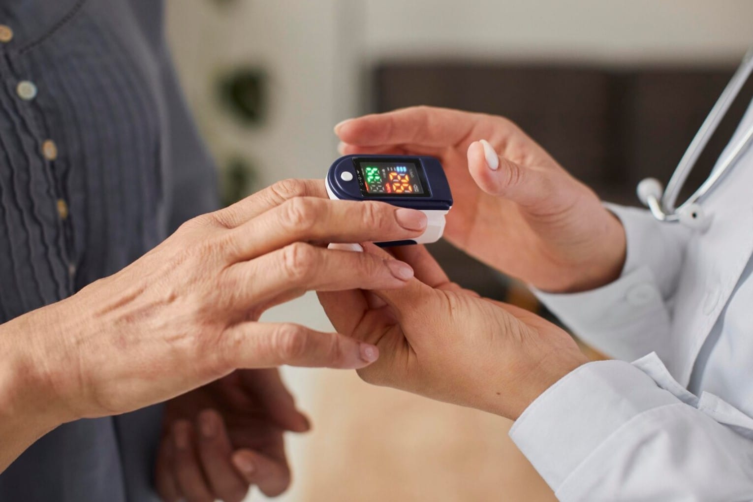 Tendências para o futuro do marketing farmacêutico com IA Médica do centro de recuperação da Covid verificando o nível de oxigênio do paciente idoso