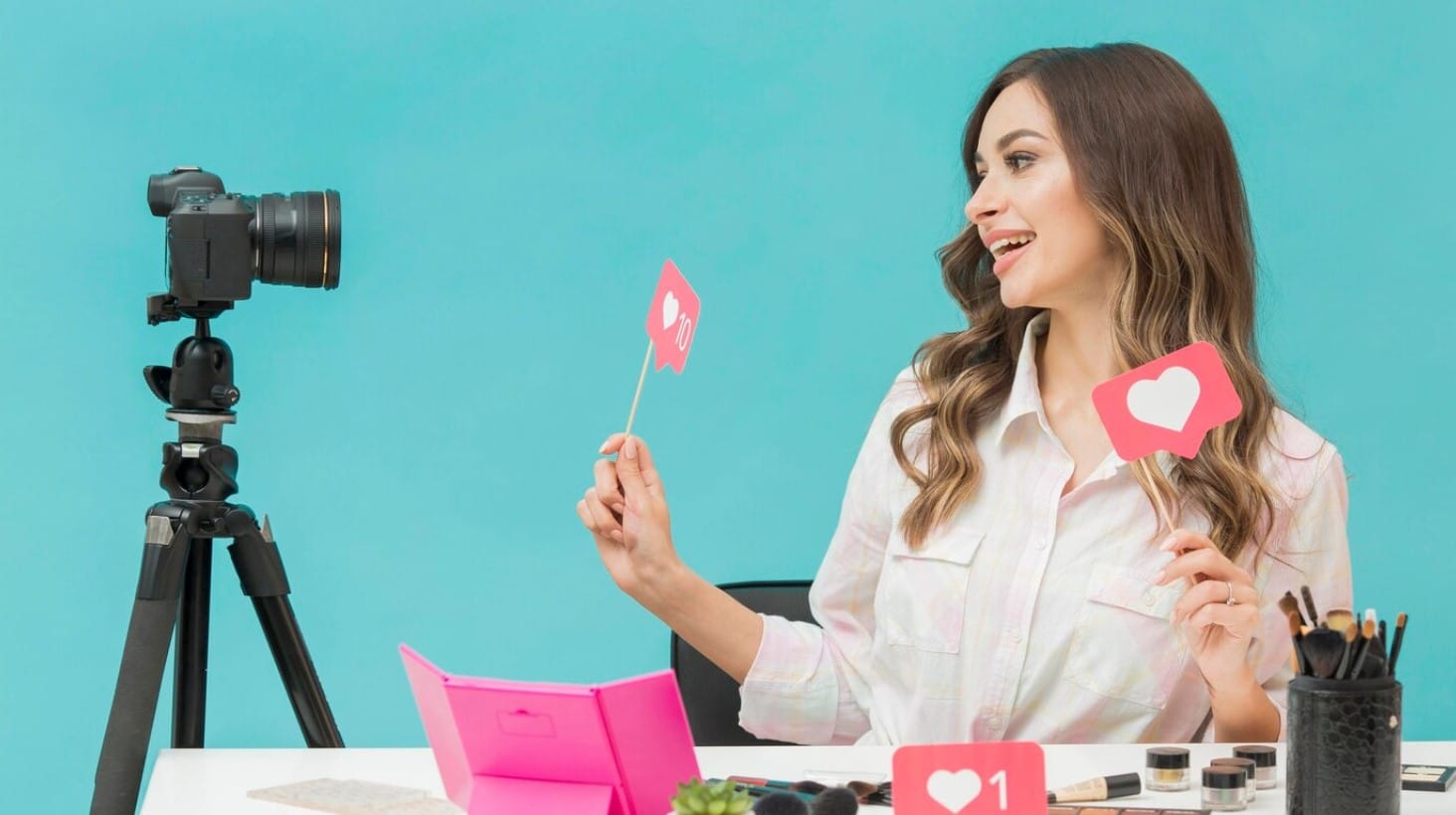 Influencer marketing Mulher bonita feliz em gravar o vídeo