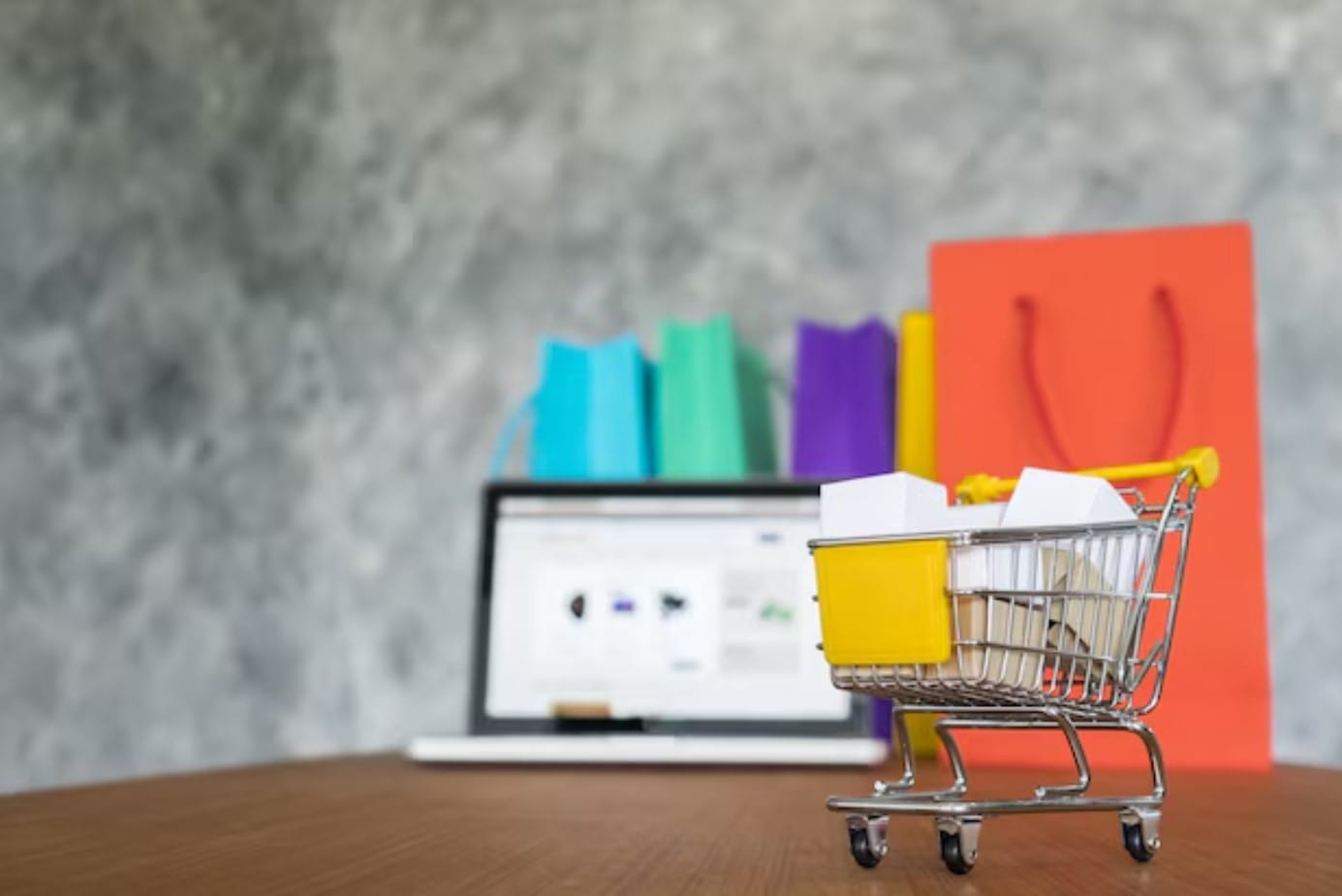 Retail Media vs. Ads Tradicionais: qual a melhor aposta? 1 Sacolas para laptop e compras, conceito de compras on-line