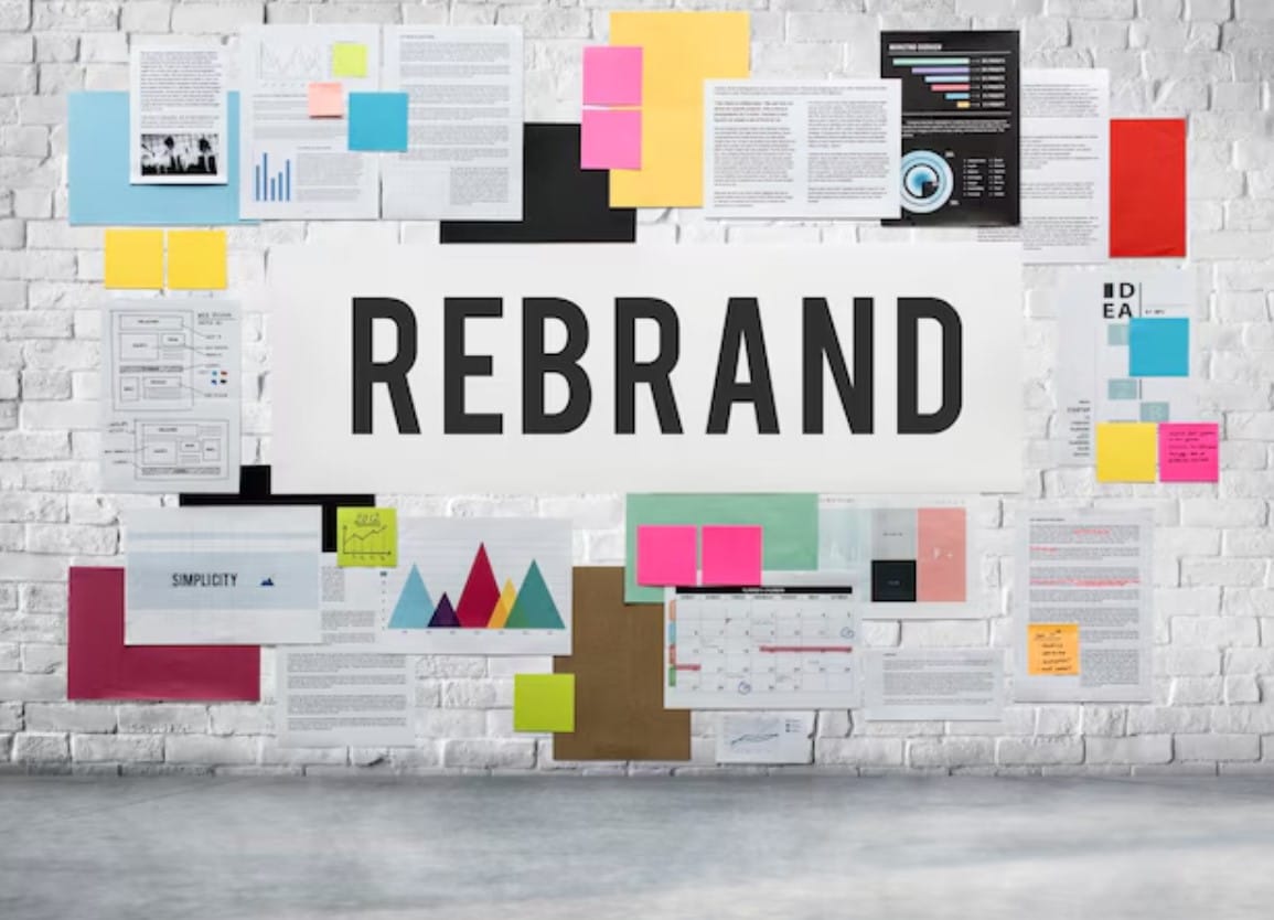O que é rebranding e quando sua marca precisa? Documentos, papelada, conceito de estratégia de negócios