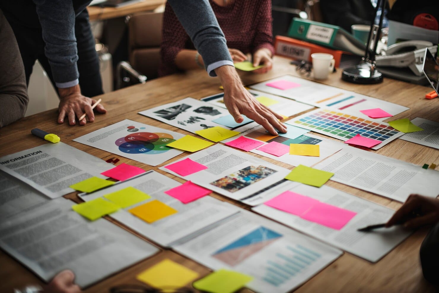 Rebranding e identidade visual: mais do que aparência Empresários estão fazendo um brainstorming