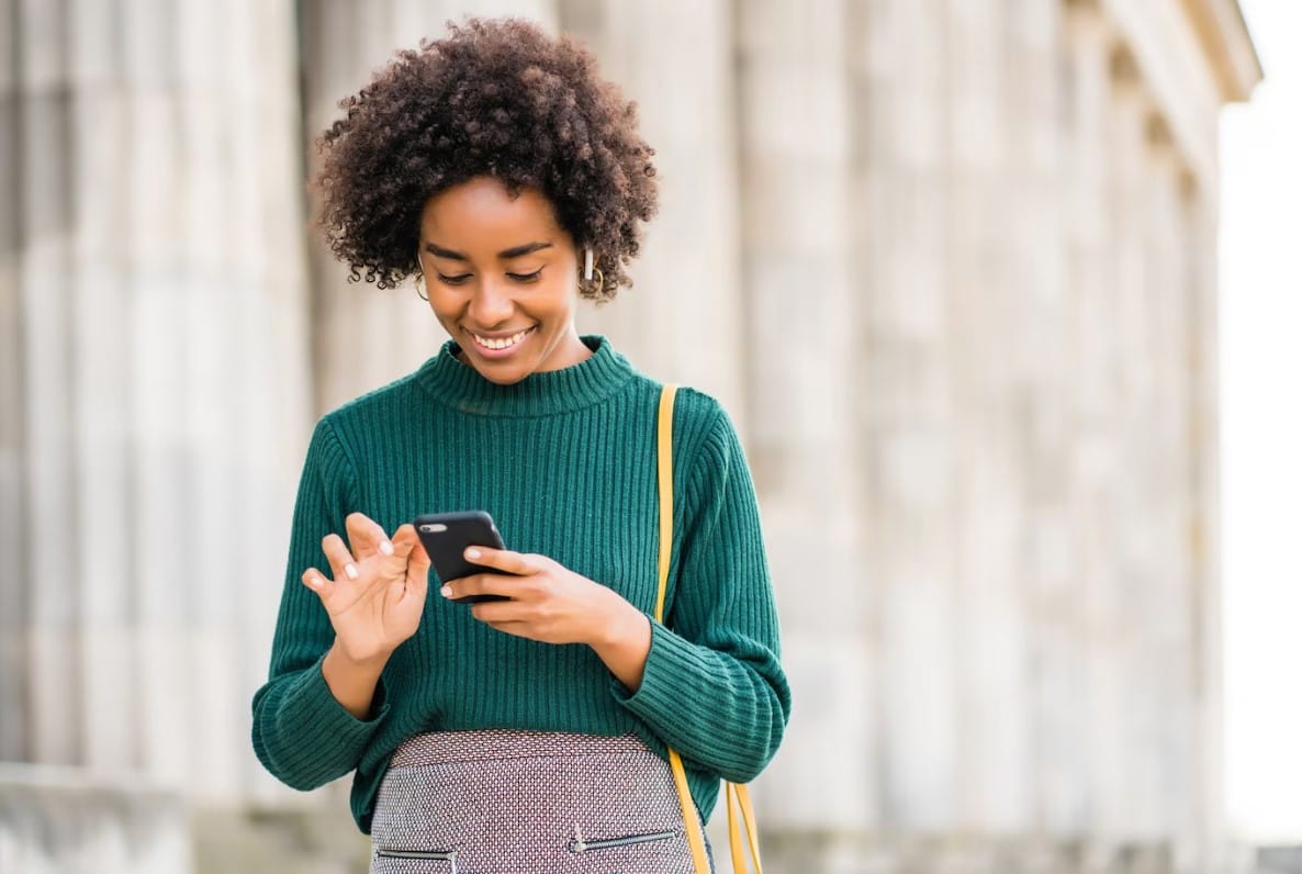 10 estratégias de SEO para turbinar o tráfego orgânico Jovem afro ouvindo música com fones de ouvido