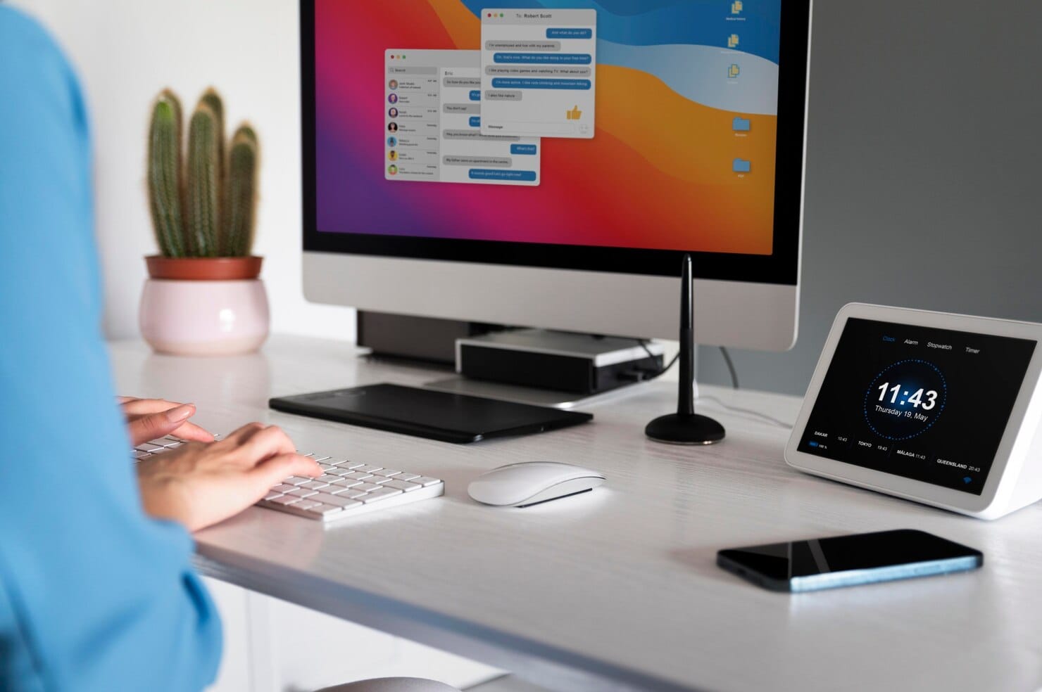 Dicas essenciais para o desenvolvimento de sites responsivos Mãos de perto a digitar na secretária