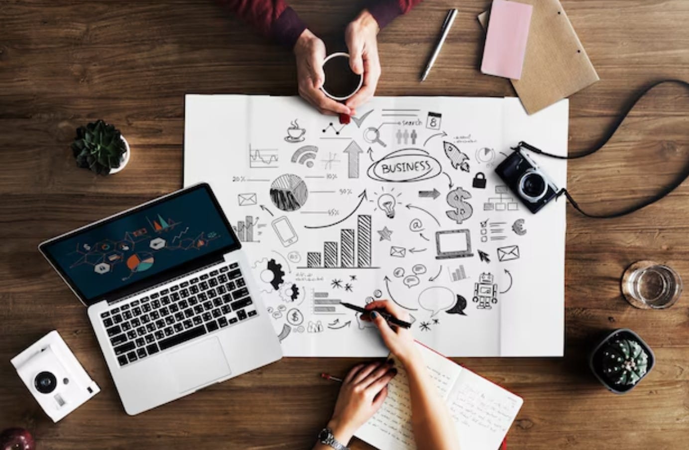 Como criar um plano de marketing de conteúdo eficiente O mapa está sobre uma mesa de madeira.