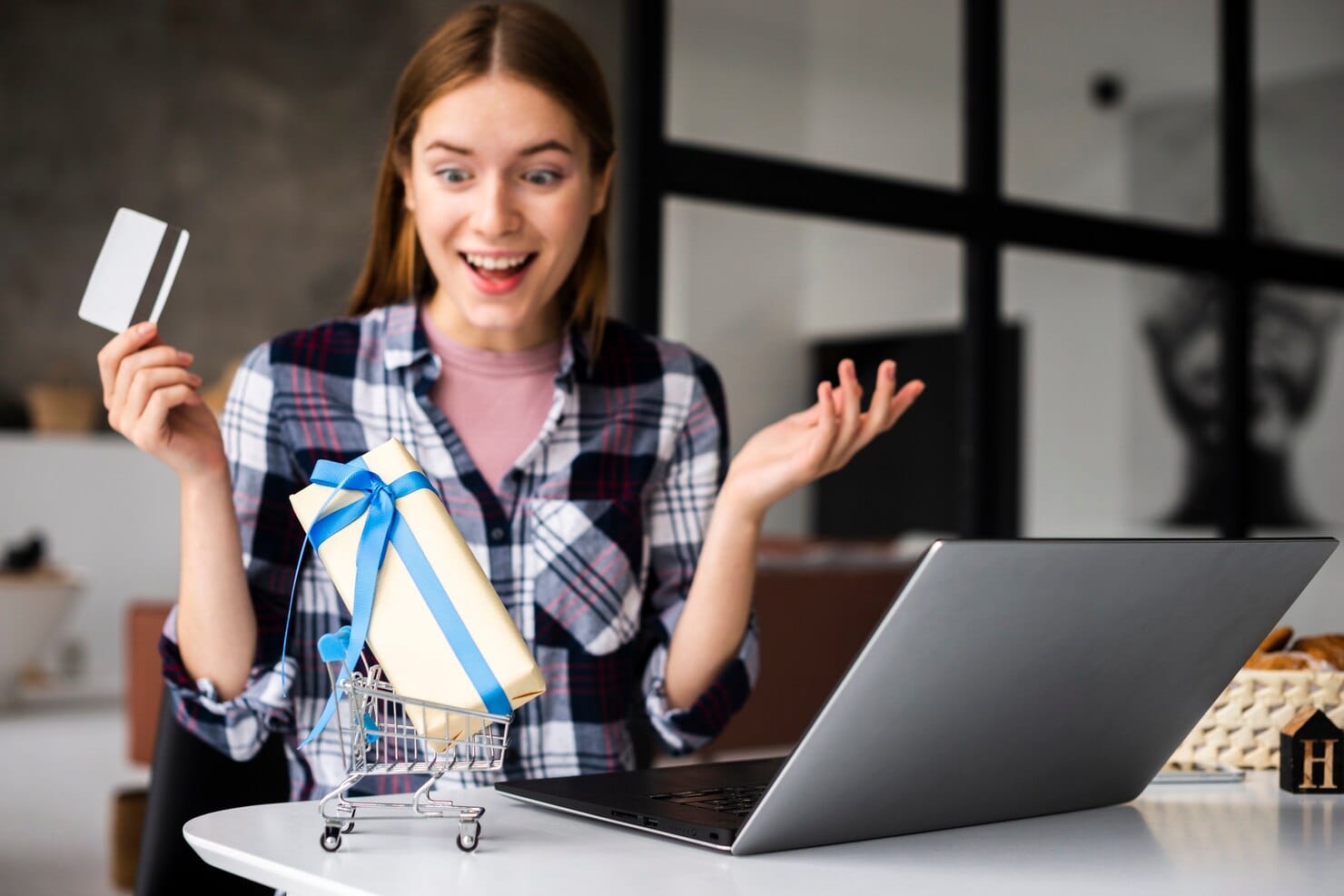 SEO sazonal: aproveitando datas comemorativas para vender mais Retrato mulher feliz olhando para mini presente