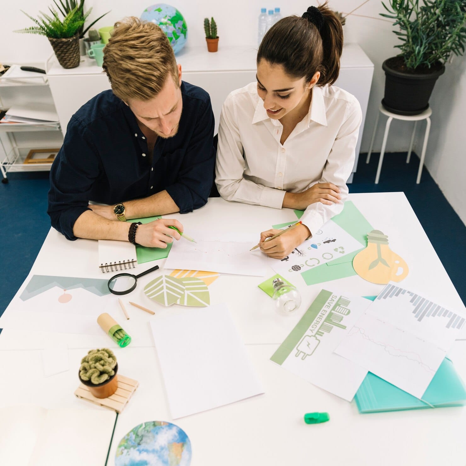Sustentabilidade, ESG e marketing consciente Dois, businesspeople, analisar, gráfico, em, escritório