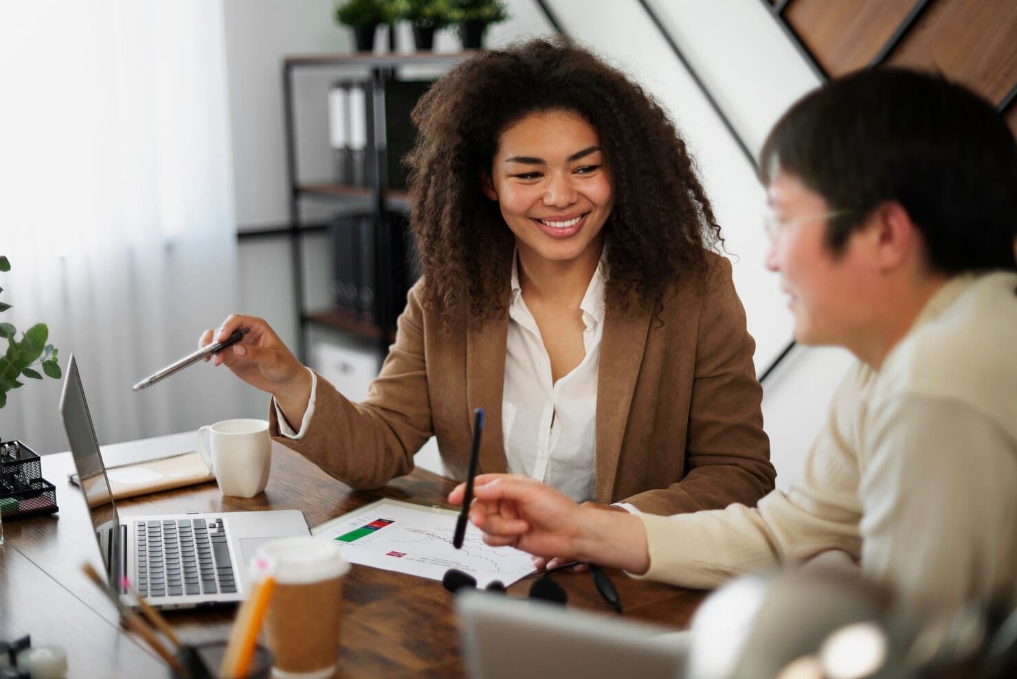 Consultoria de marketing: o que é e o que esperar do serviço Pessoas que trabalham em escritórios elegantes e aconchegantes