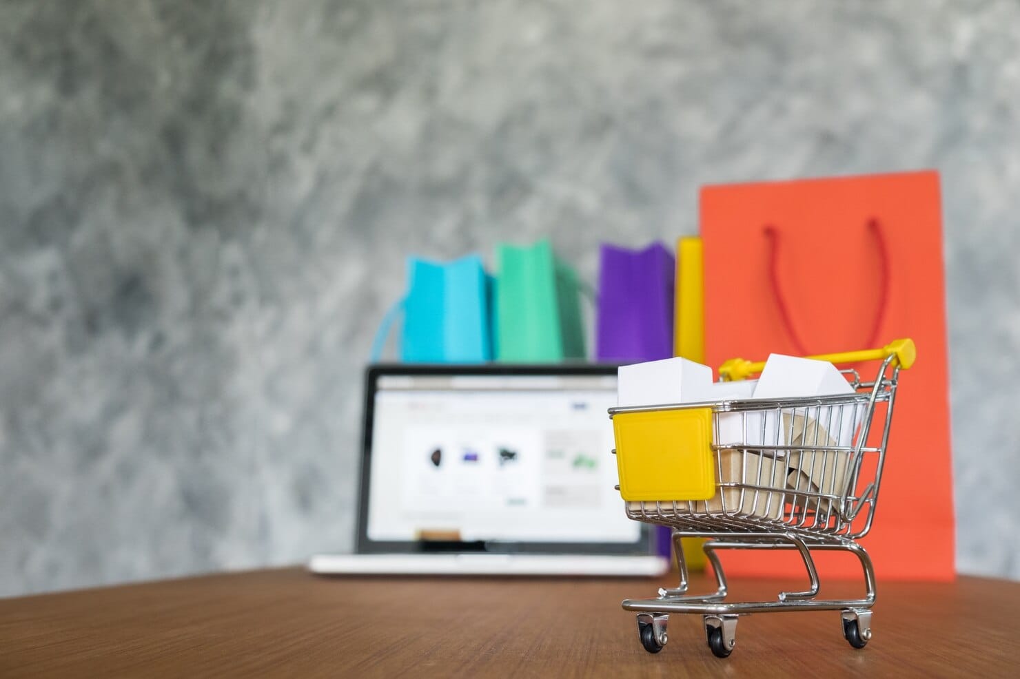 Como alinhar mídia paga à jornada do consumidor Sacolas para laptop e compras, conceito de compras on-line
