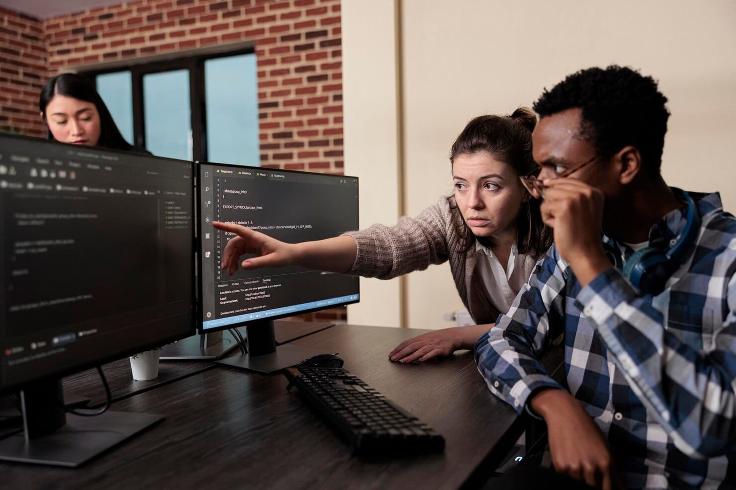 Exemplos de projetos que combinam as duas áreas Desenvolvedor de software caucasiano sinalizando violação de dados