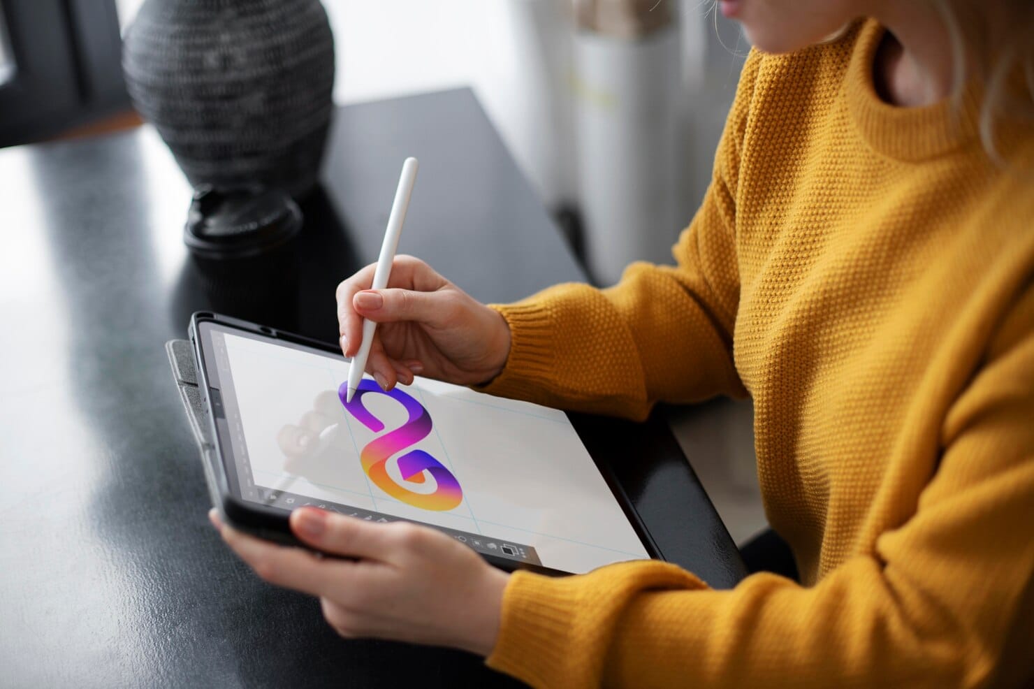 Como funciona o processo de branding em uma agência? Designer de logotipo feminino trabalhando em um tablet gráfico