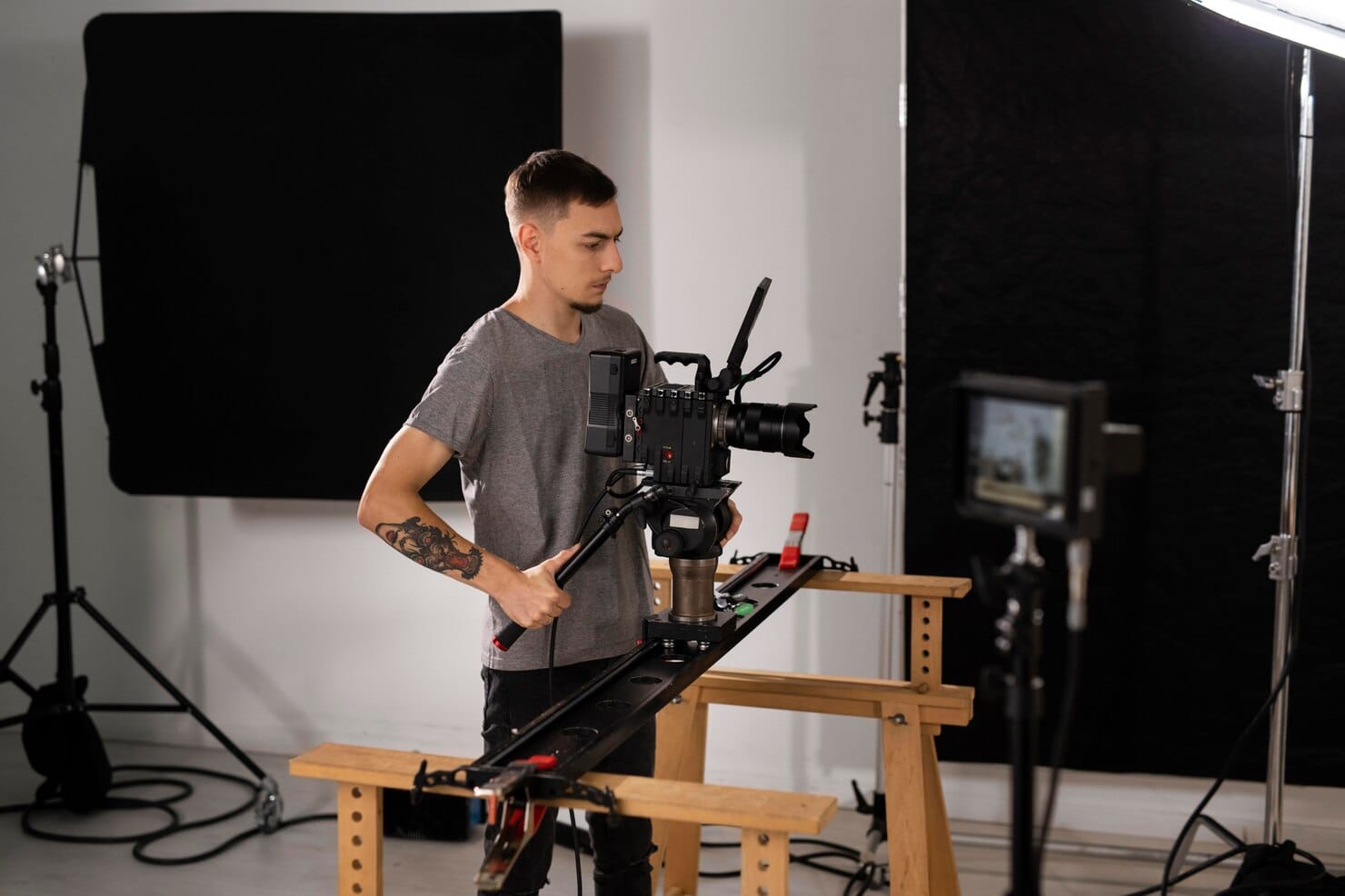 Como escolher a melhor produtora audiovisual para o seu projeto? Homem filmando com uma câmera profissional