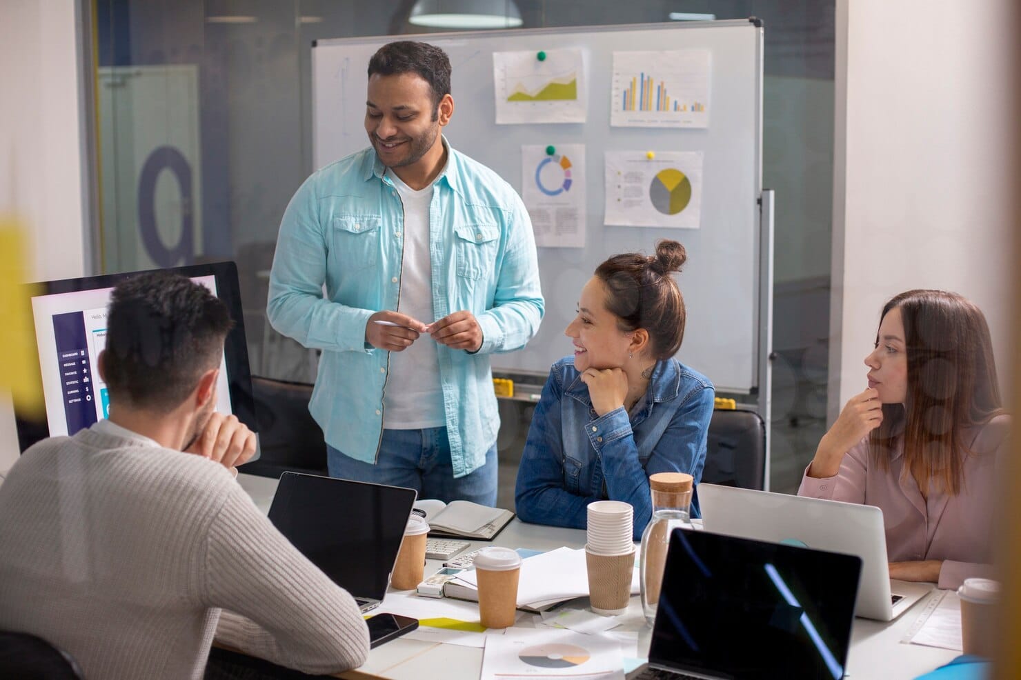 Olhar para tendências e não apenas números isolados Laboratório de informática moderno e equipado