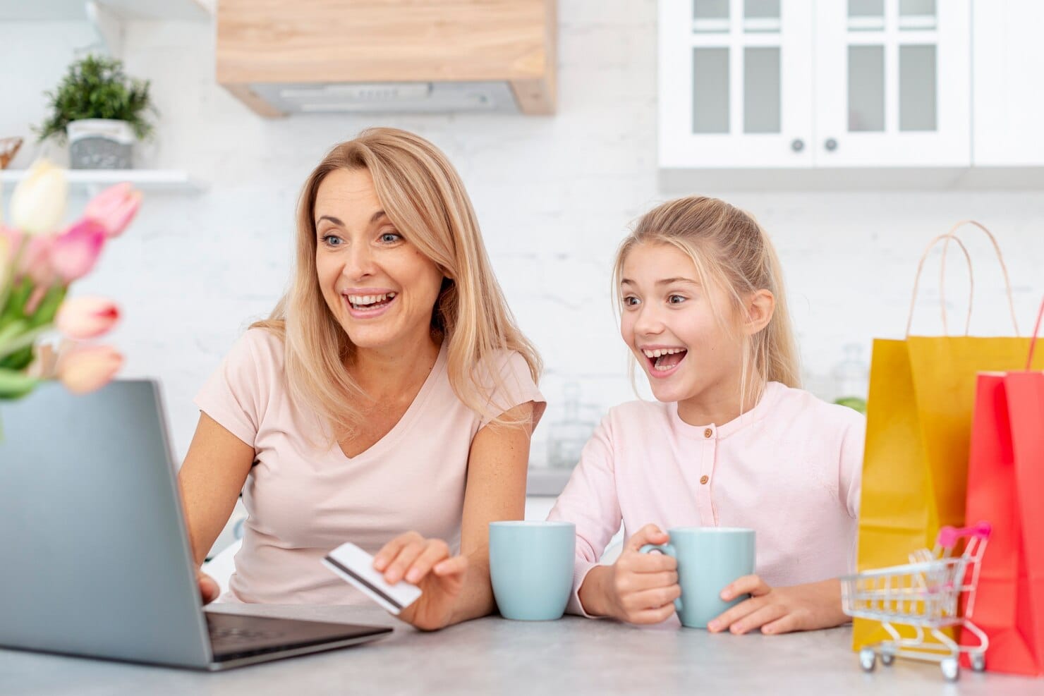 O papel de uma agência de branding no sucesso do e-commerce Sorrindo, mãe filha, olhando laptop