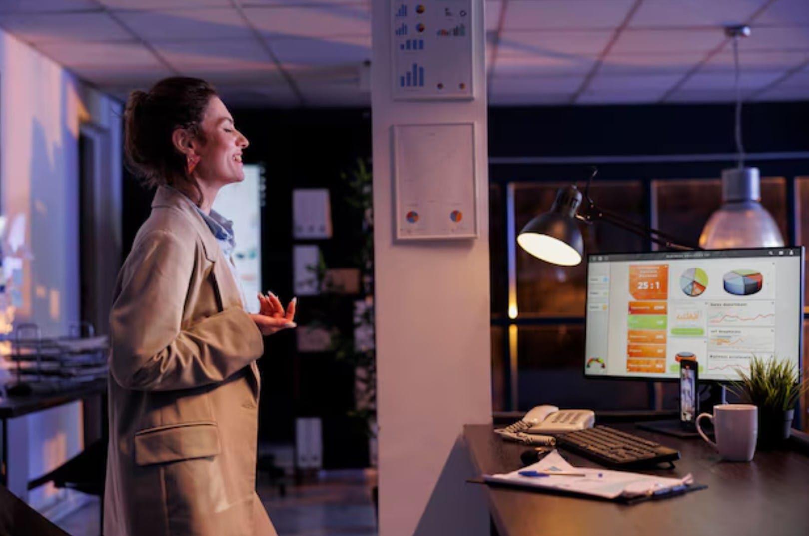 Escalabilidade e previsibilidade de resultados Gerente executivo alegre a divertir-se durante a pausa