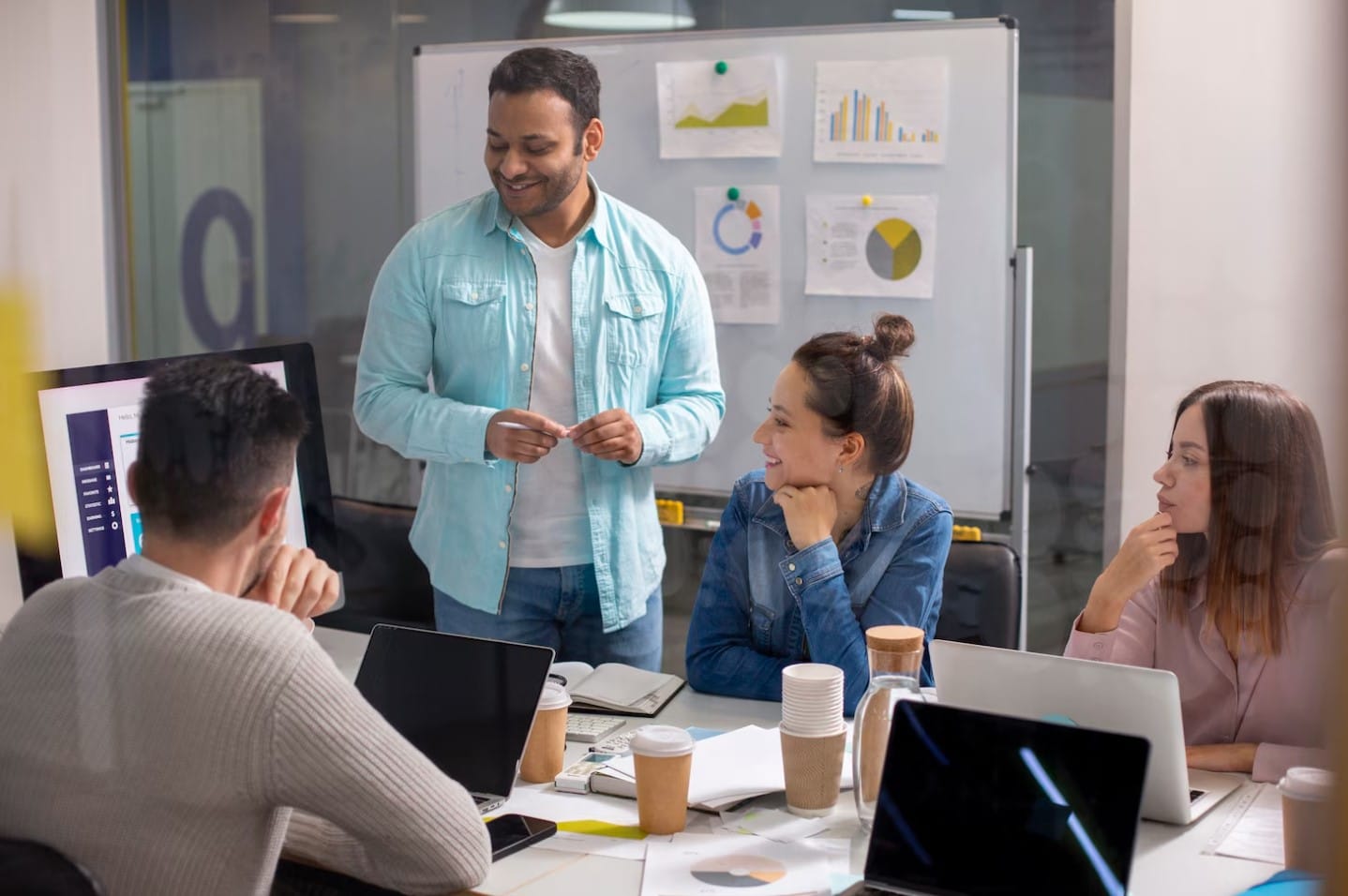 Vale a pena contratar uma agência de marketing online? Laboratório de informática moderno e equipado