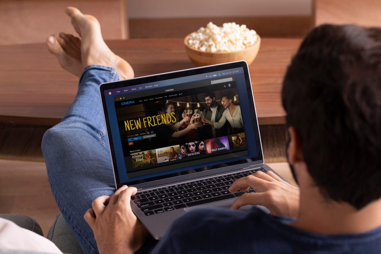 Publicidade em plataformas de streaming: oportunidades e desafios Homem vendo serviço de streaming em seu laptop