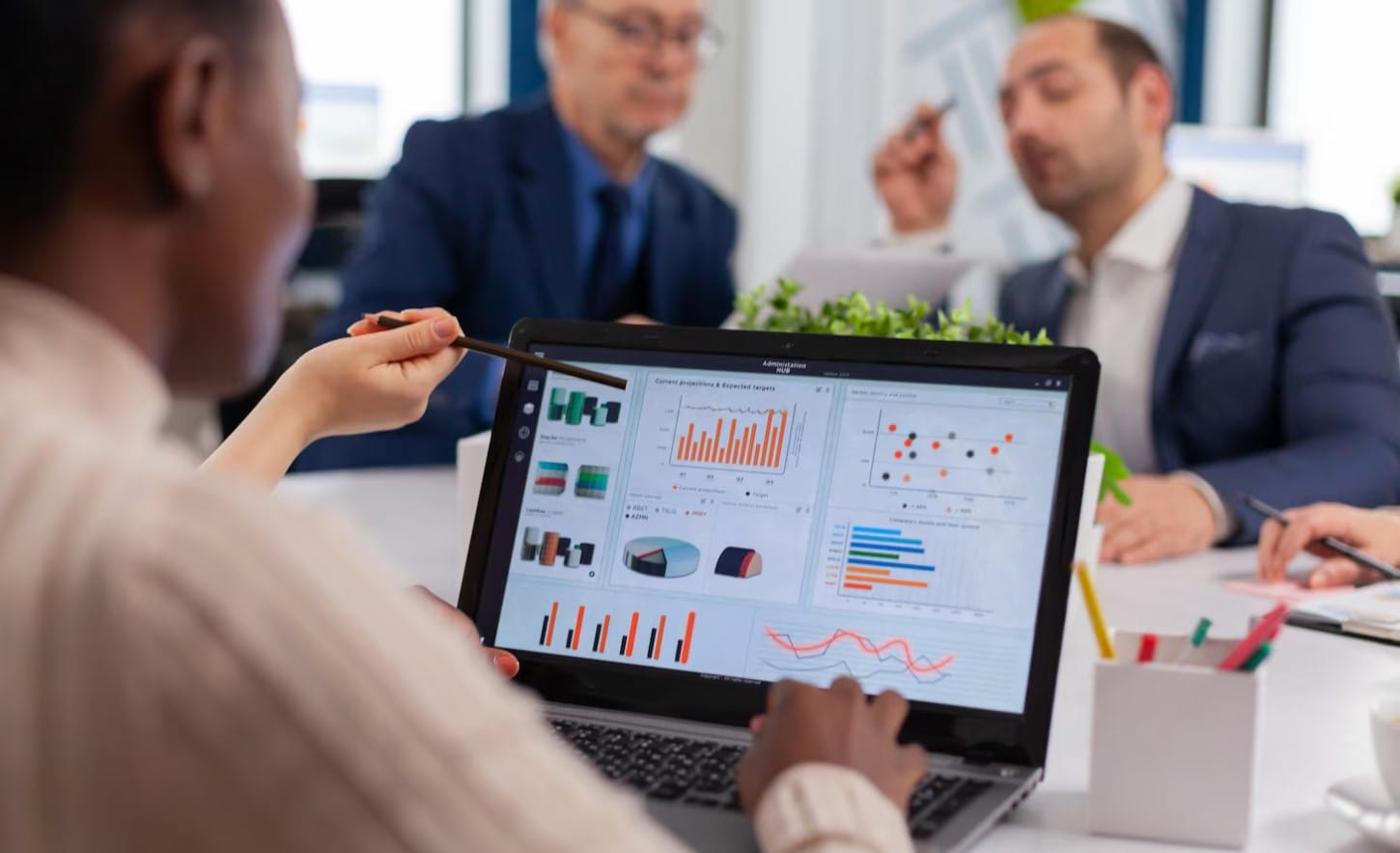 Equipe de negócios multiétnica sentada à mesa no centro do escritório