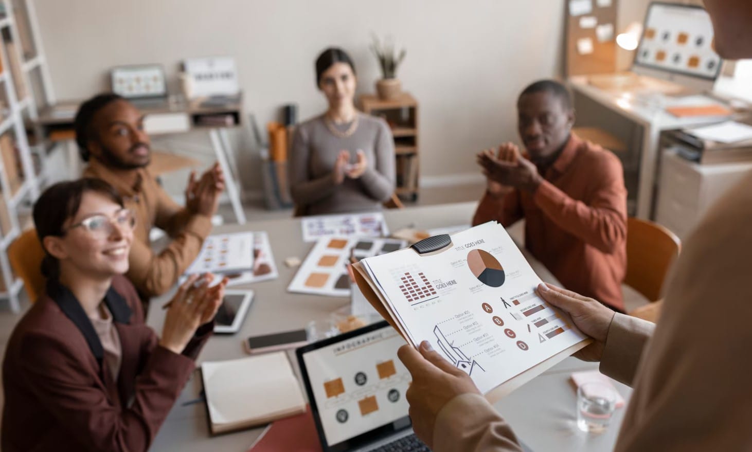 Pessoas de alto ângulo aplaudindo no trabalho
