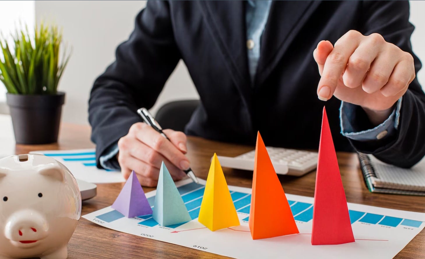 Vista frontal do empresário com cones coloridos 