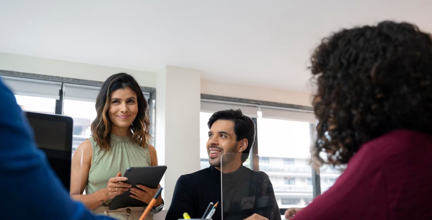 Os principais benefícios de uma comunicação interna alinhada à cultura organizacional Pessoas de negócios hispânicas de meia-idade