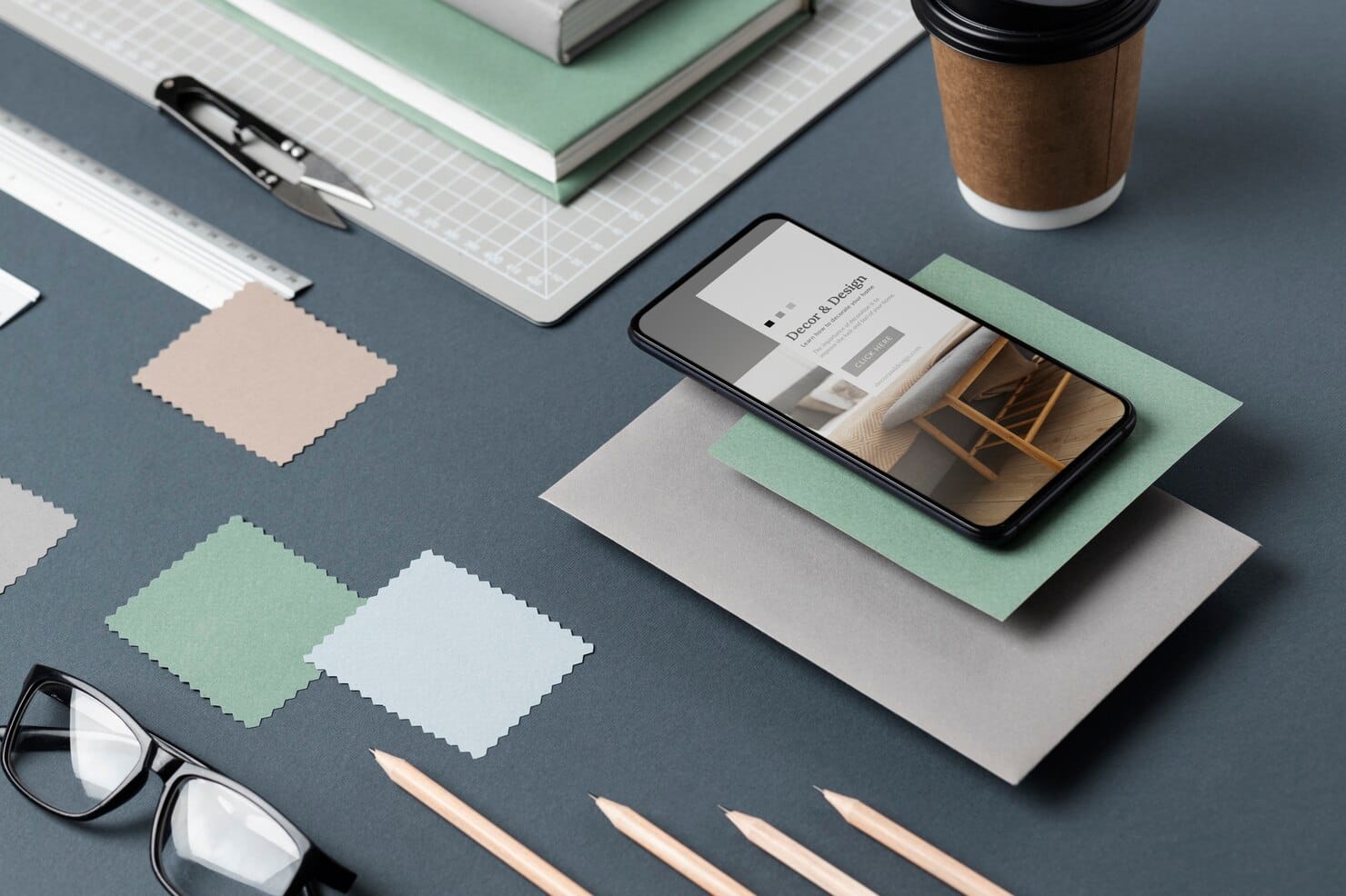 Visão superior sobre itens de orientação de carreira para designers
