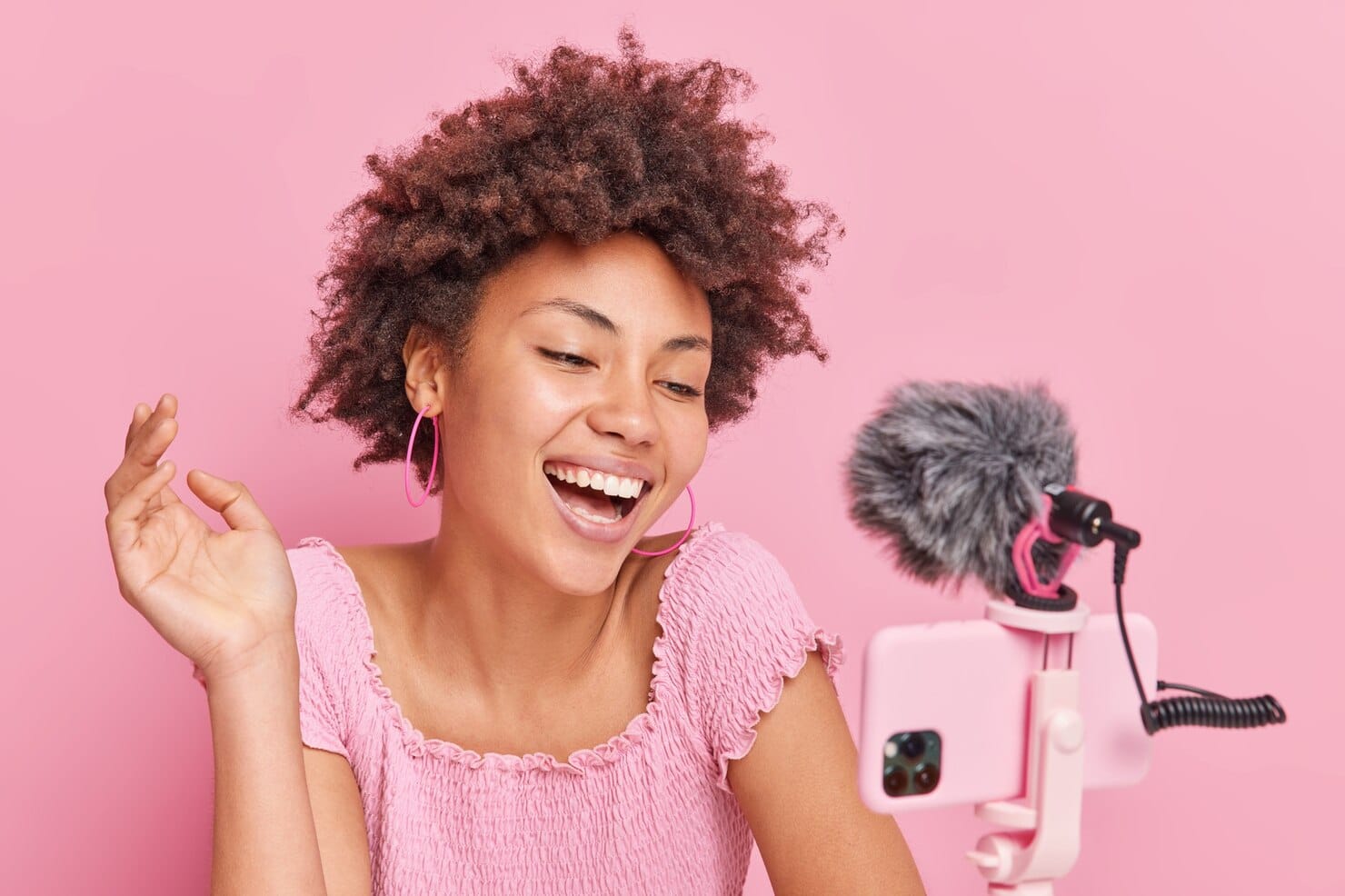 blogueira afro-americana, focada no smartphone