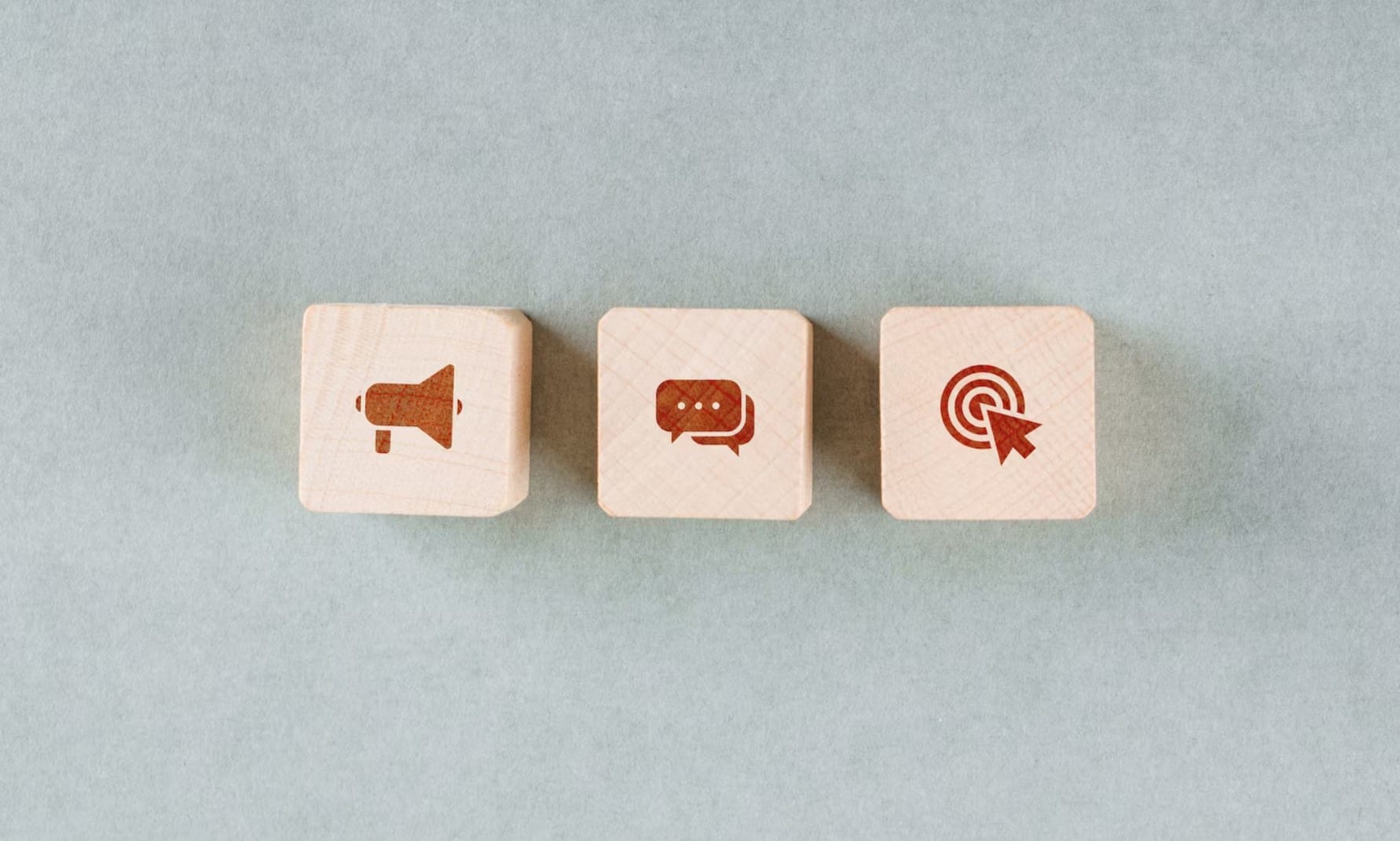 Conceptual de alvo com blocos de madeira com ícones vermelhos.