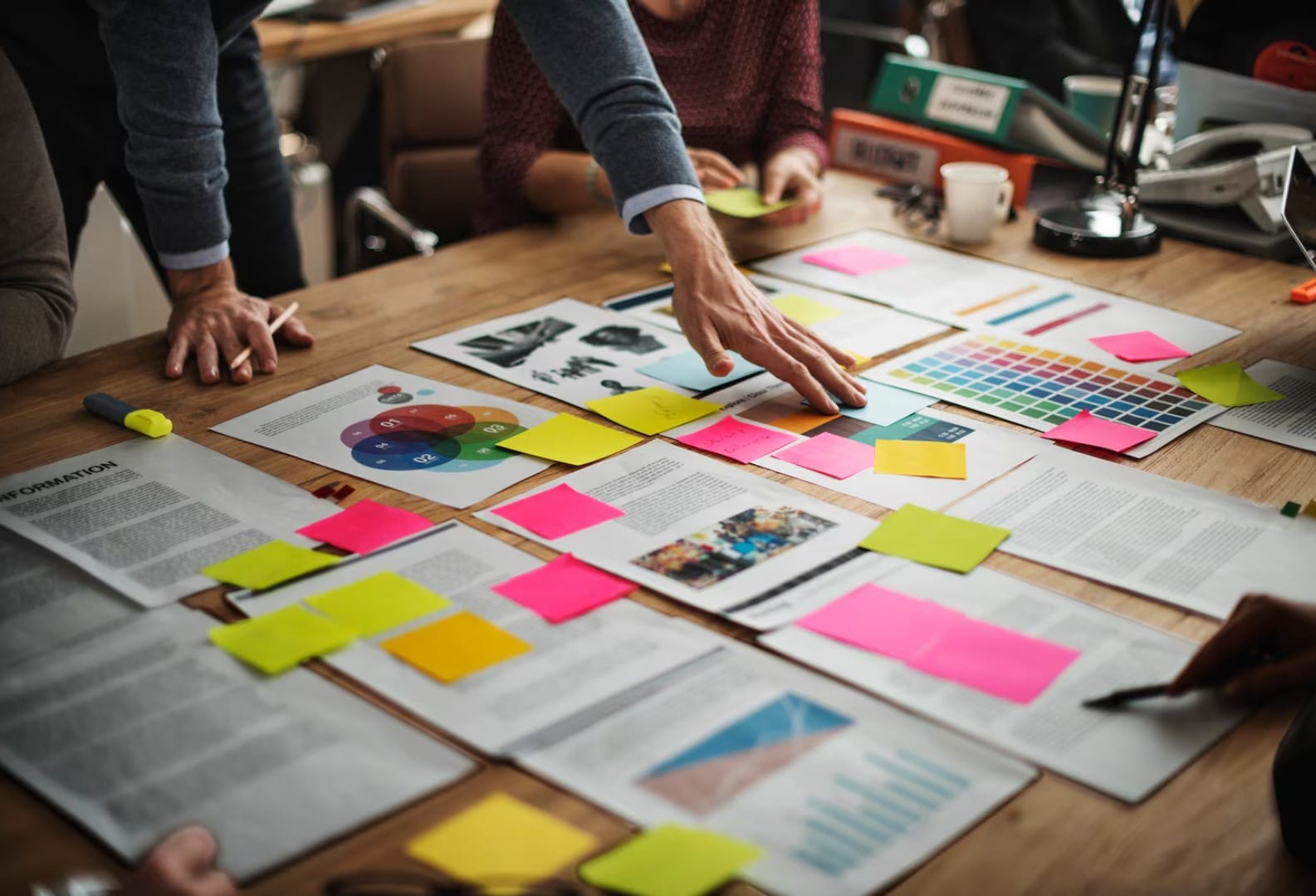 Por que a assessoria de marketing é um diferencial competitivo em mercados disputados Empresários estão fazendo um brainstorming