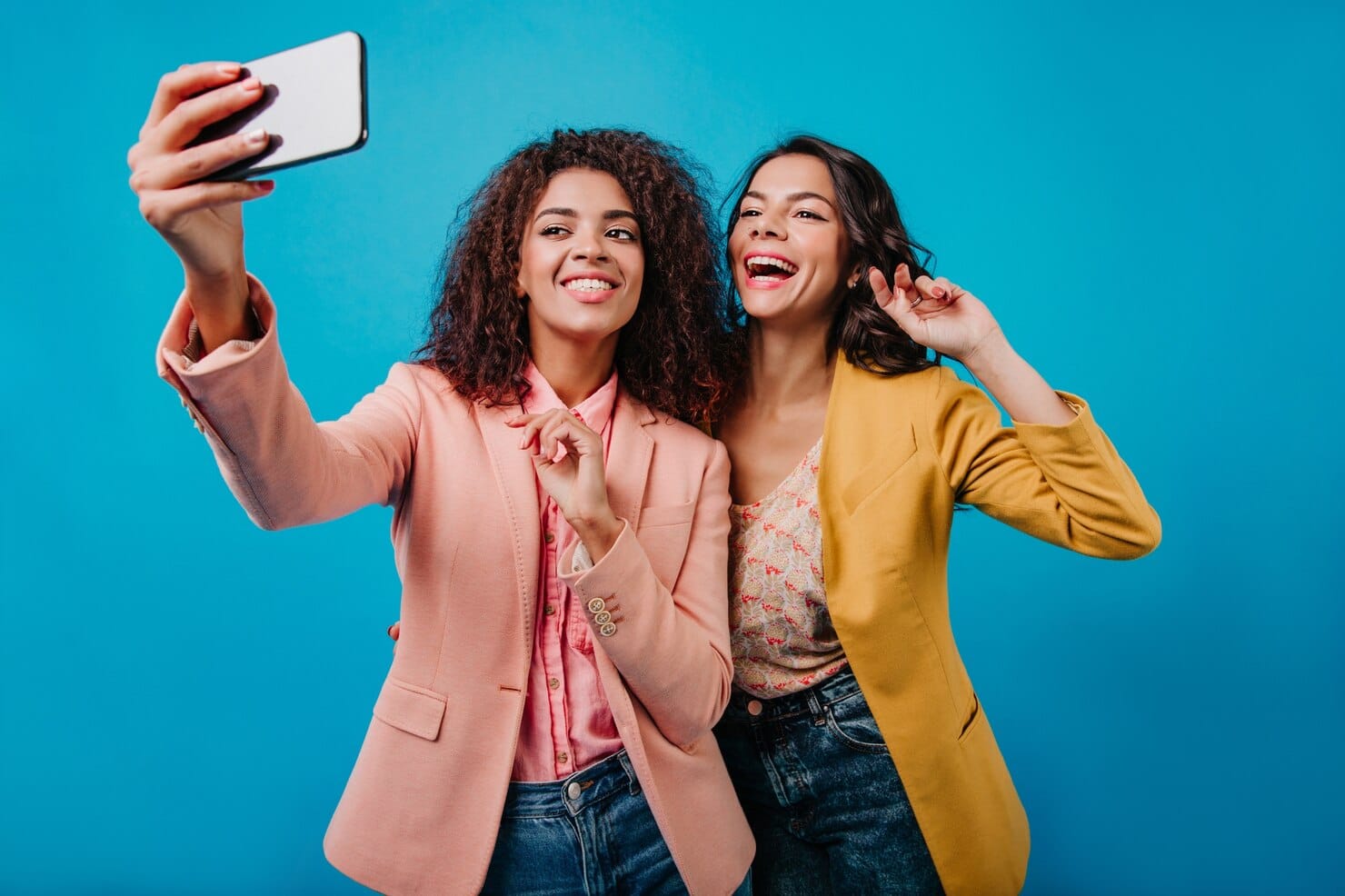 Modelo feminino romântico se divertindo com a amiga
