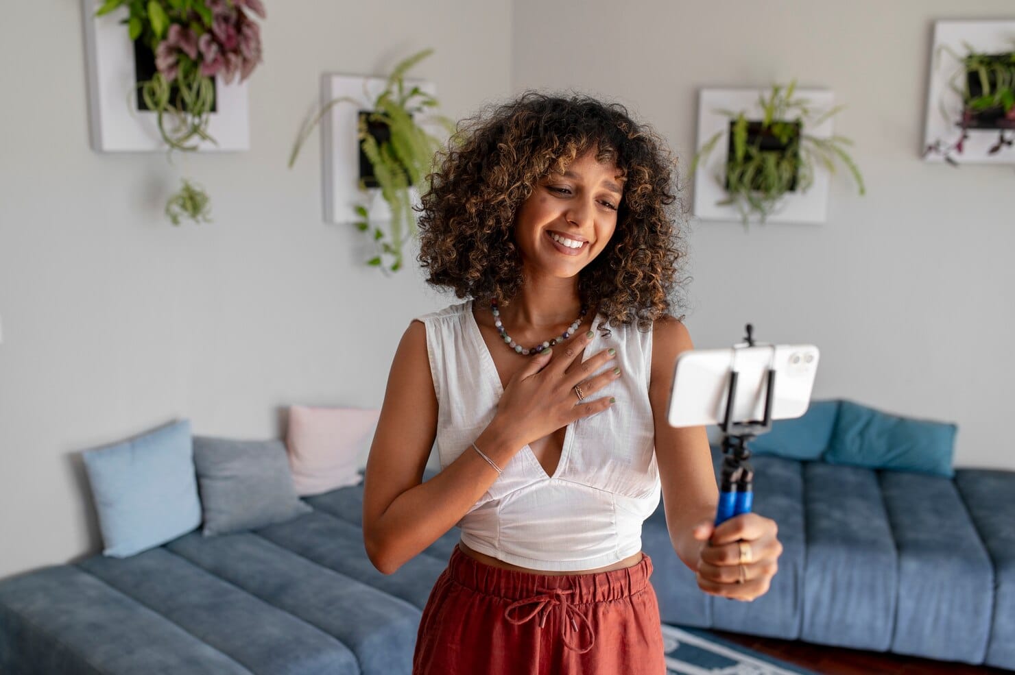 Pessoa fazendo uma visita à casa on-line