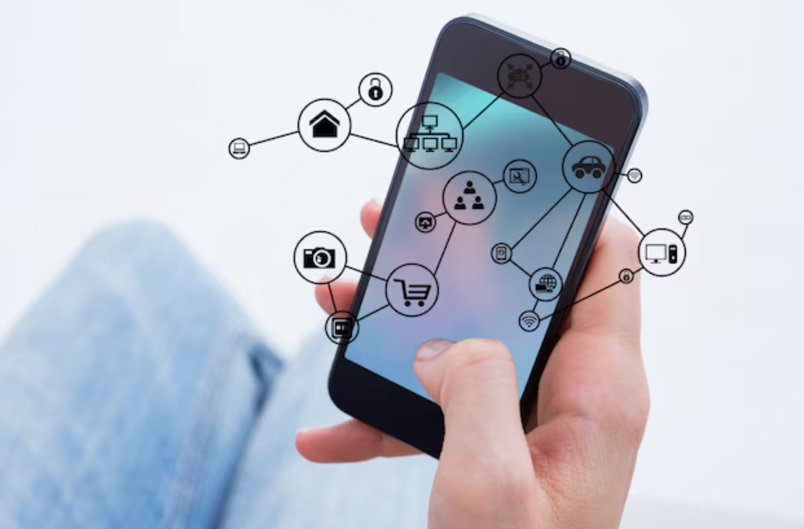 Close-up da mão do homem usando seu telefone celular