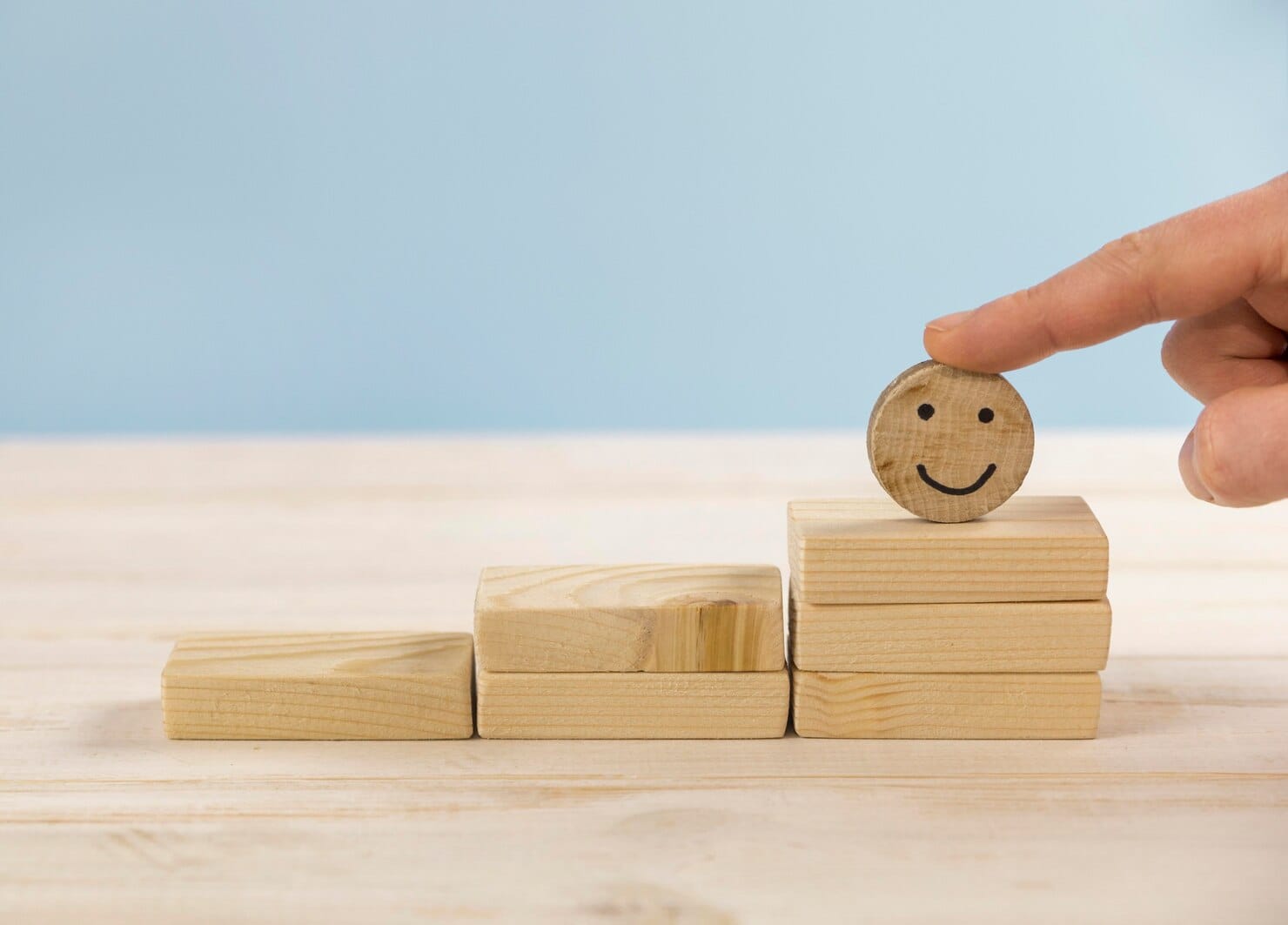 Customer Lifetime Value: quando fidelizar vale mais que vender Composição com emoção feliz