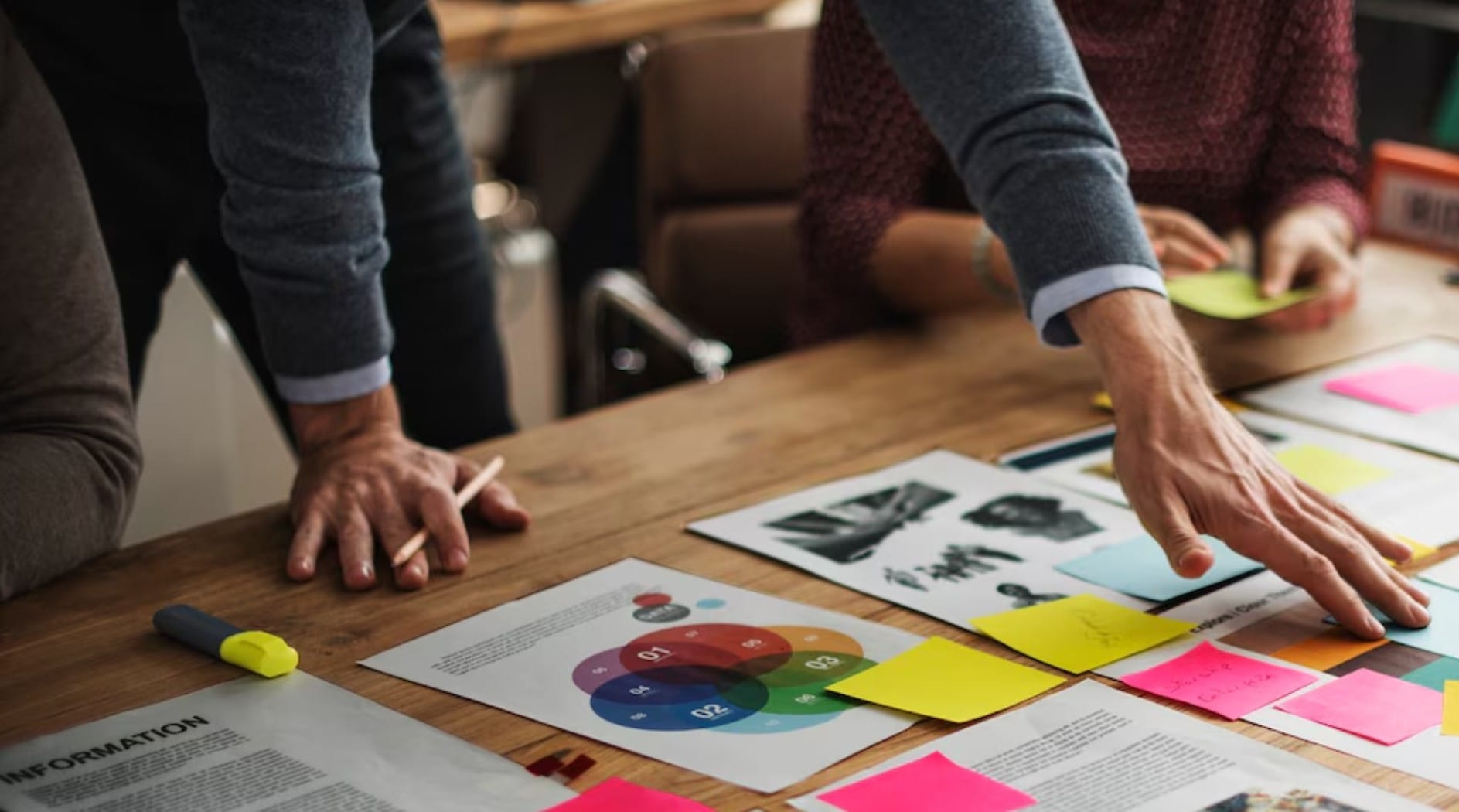 Empresários estão fazendo um brainstorming
