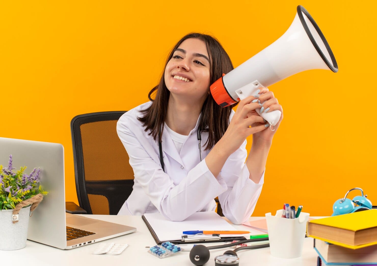 De narrativas a experiências: como transformar campanhas de marketing em jornadas memoráveis Jovem médica vestindo jaleco branco