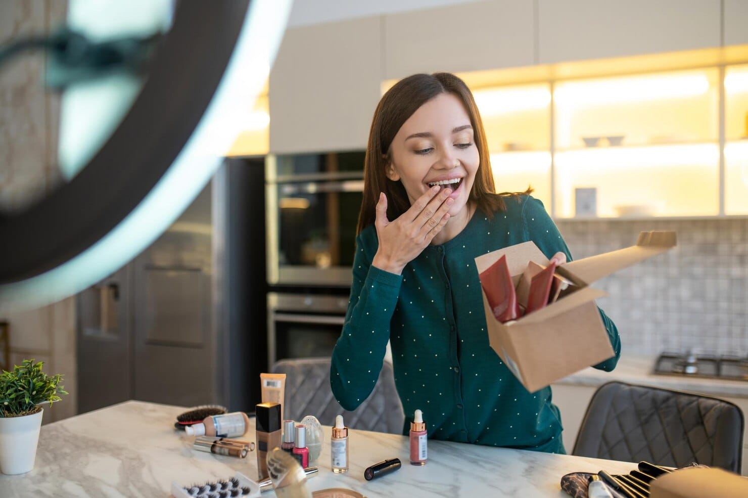 Oferta. Jovem de vestido verde realizando venda de cosméticos online