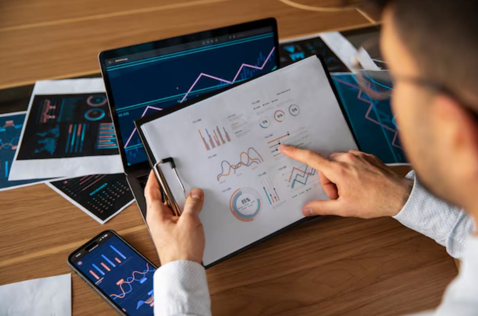 Trabalhadores de escritório que usam gráficos financeiros