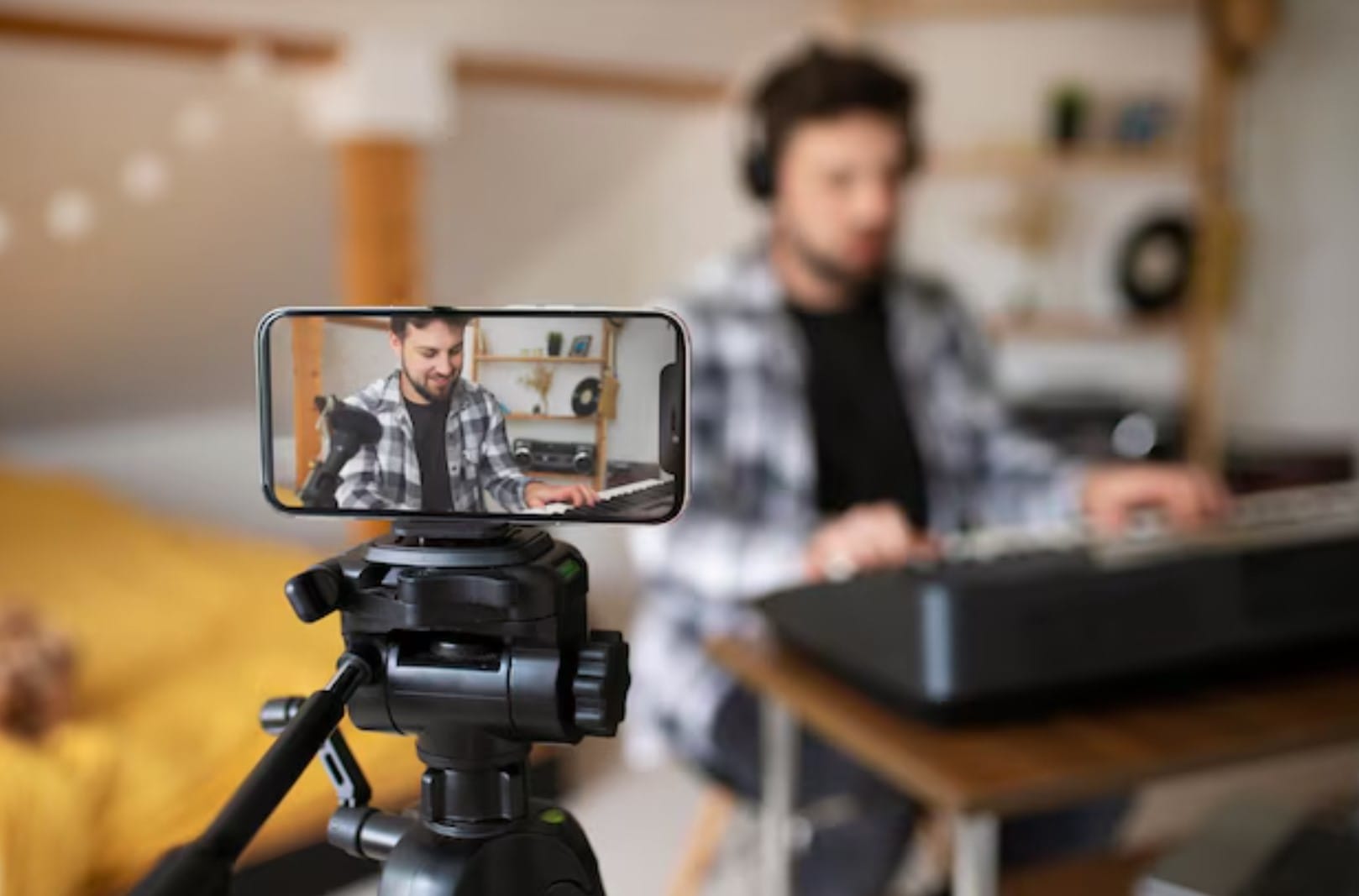 Vista lateral embaçada homem fazendo música