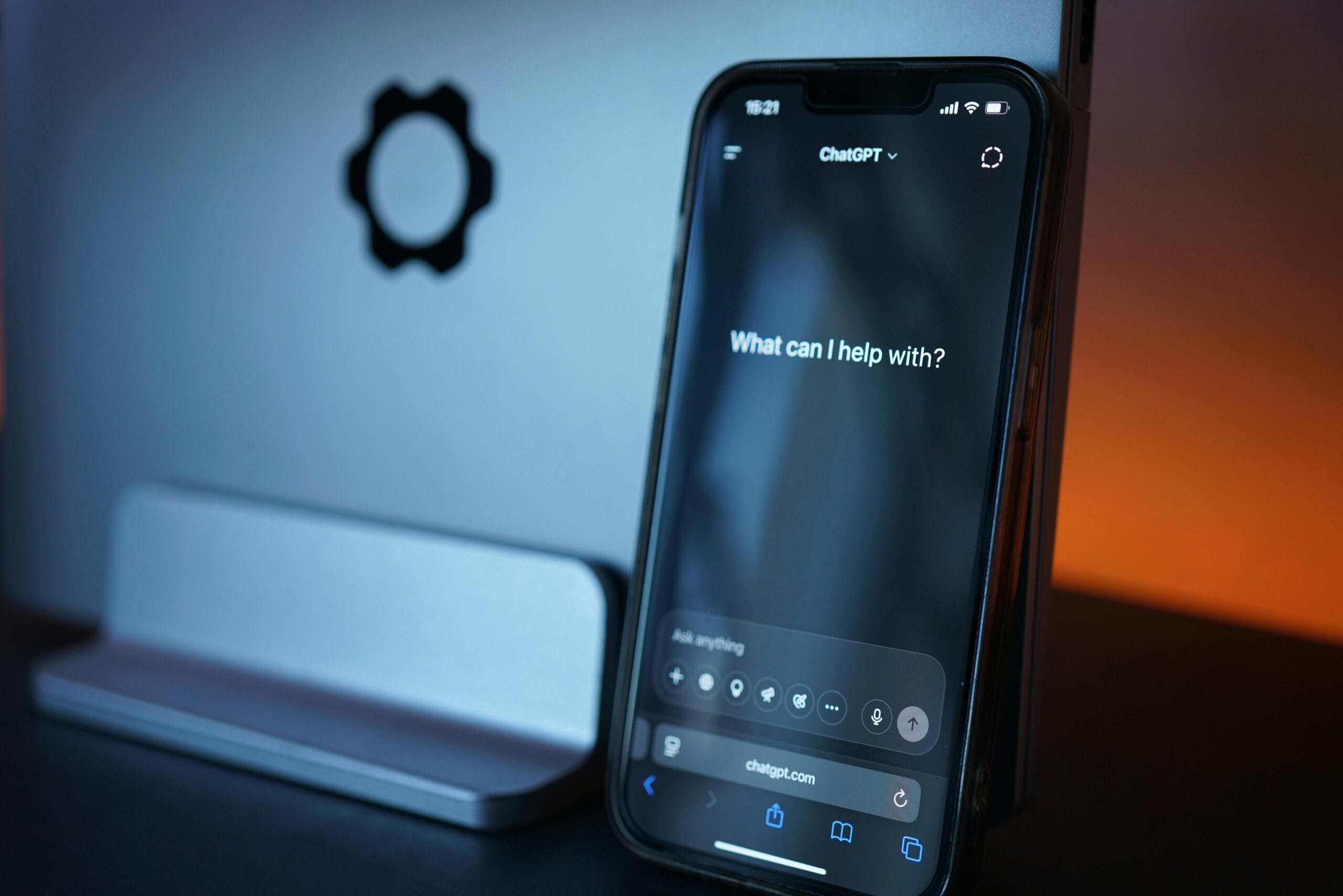 SEO além do Google: como ser recomendado por inteligências artificiais Close-up de um smartphone com interface de bate-papo com IA, exibindo tecnologia avançada em um design elegante.