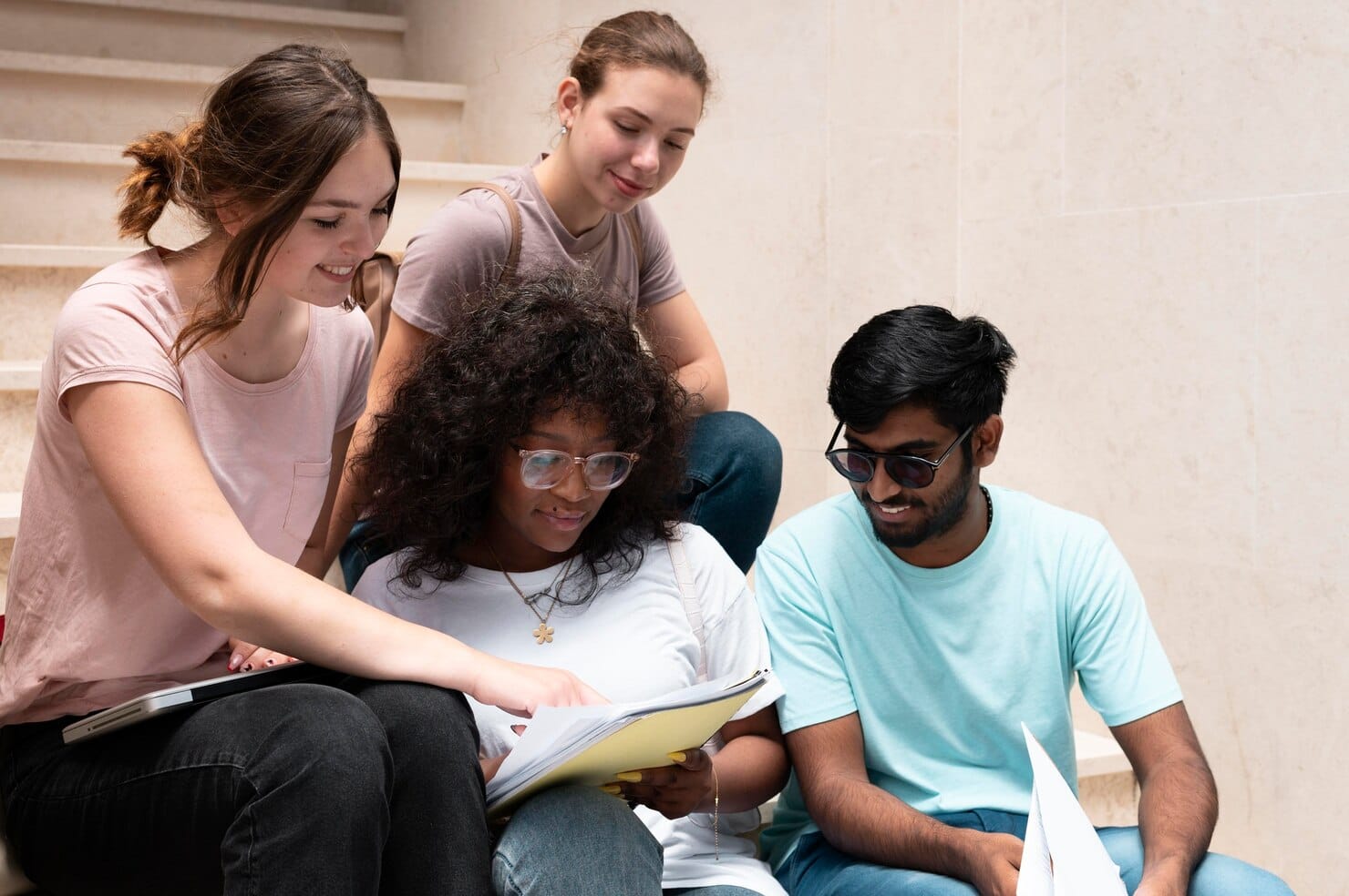 Colegas estudando juntos para um exame da faculdade
