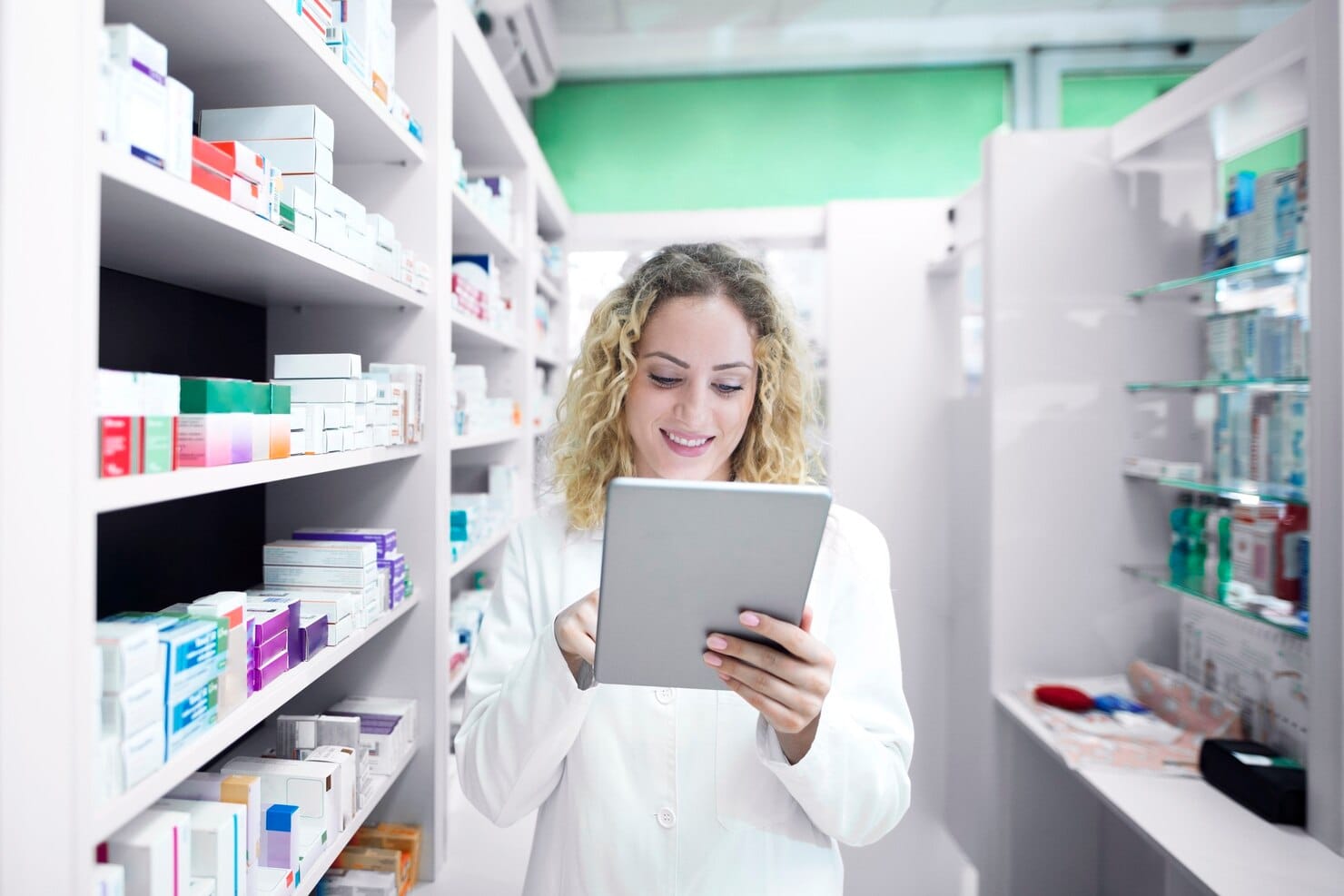 Farmacêutica trabalhando em drogaria
