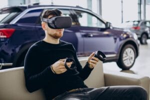 Homem usando e brincando com óculos vr