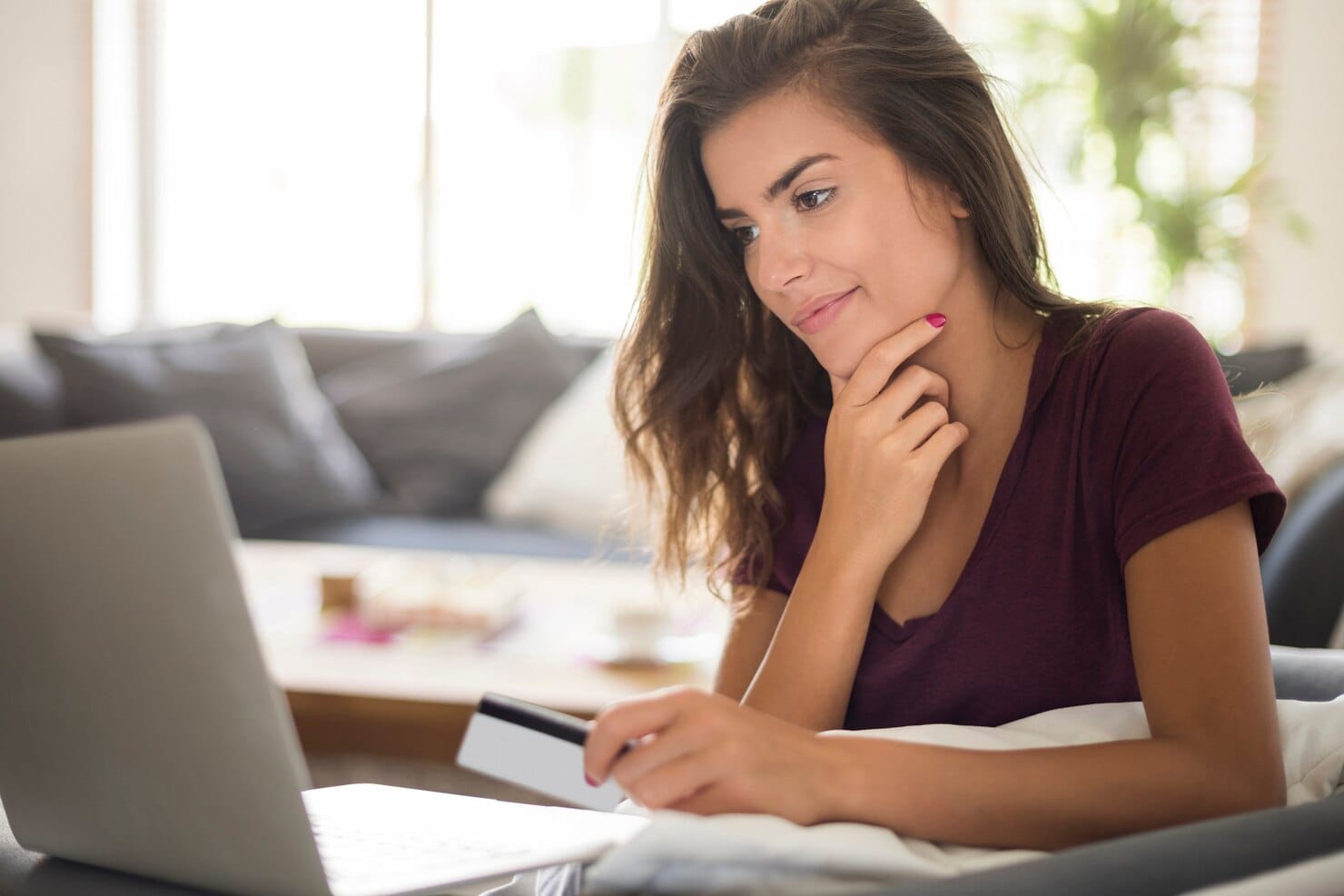 Mulher fazendo compras on-line com laptop
