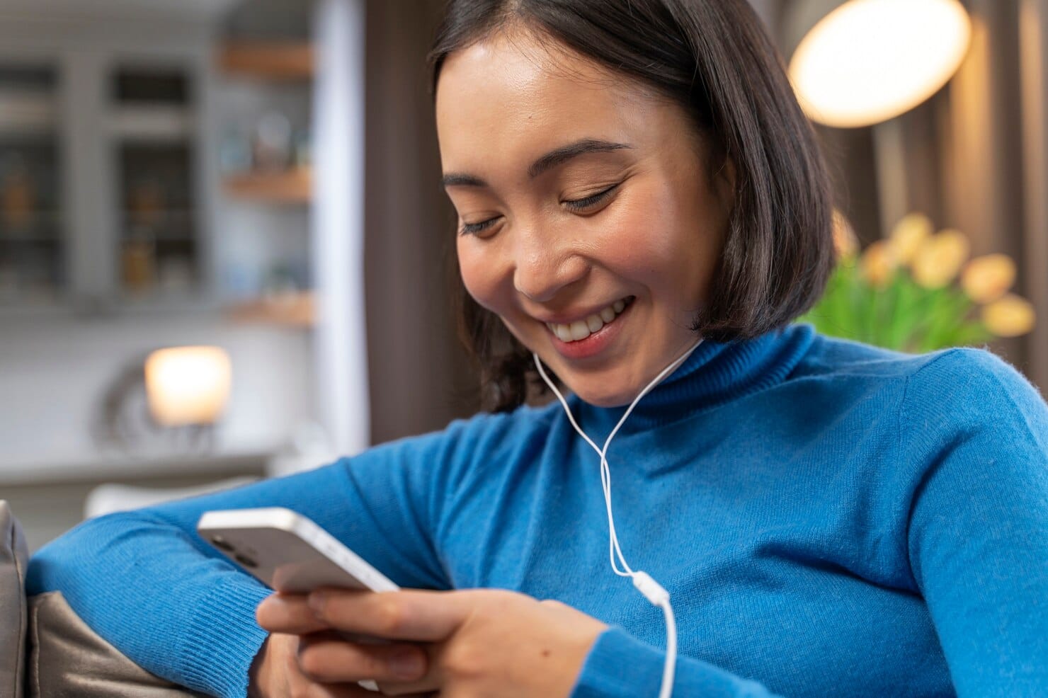 Mulher sorridente de tiro médio segurando o dispositivo