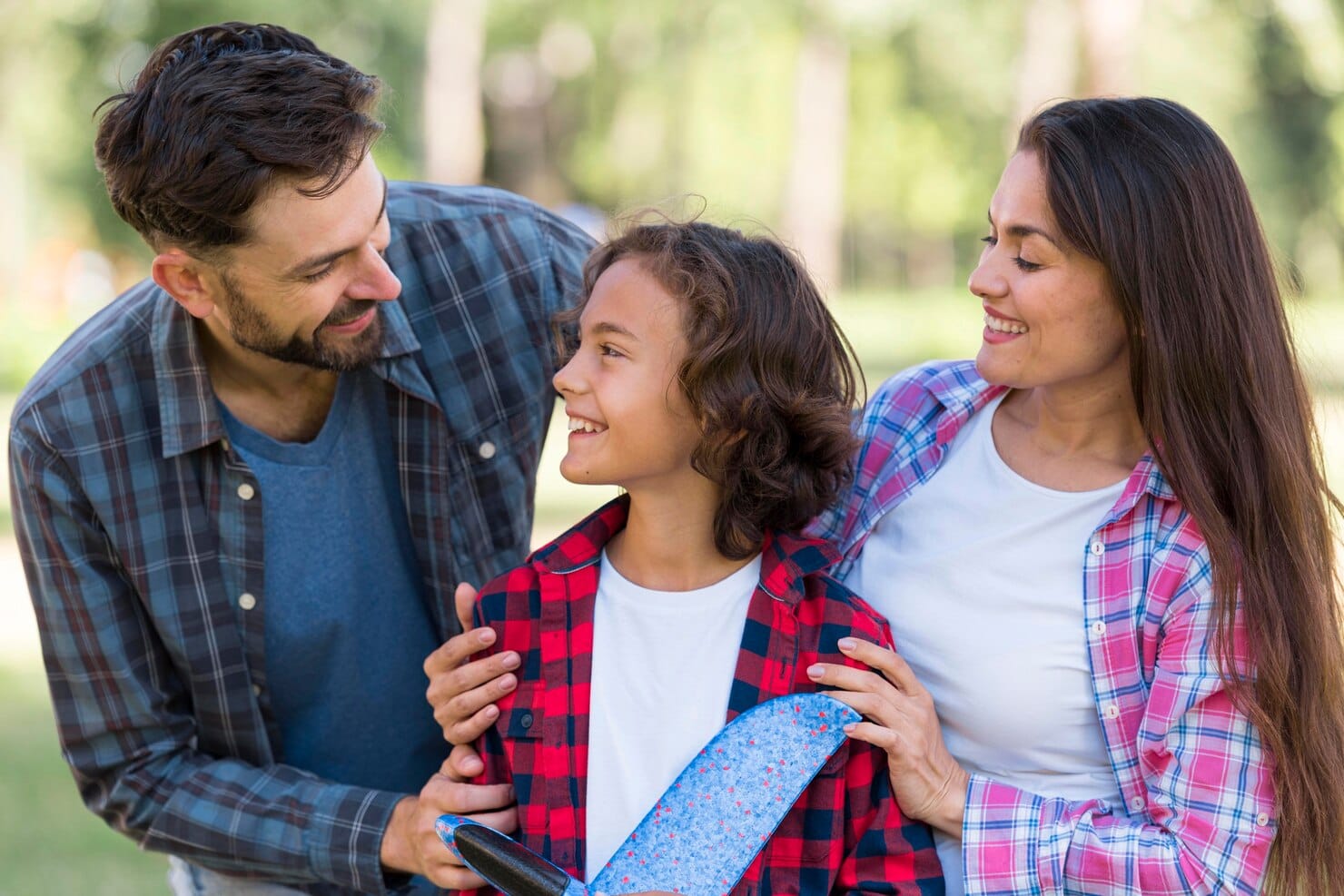 Pai sorridente e filho juntos ao ar livre no parque
