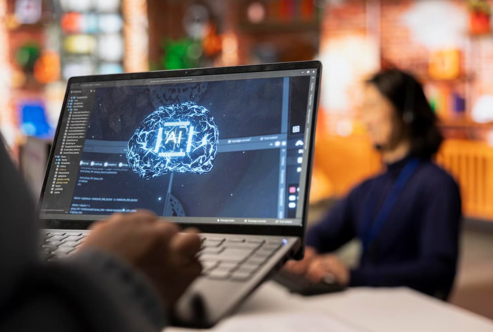 Trabalhador de call center usando tecnologia de IA em laptop para responder a clientes em close-up